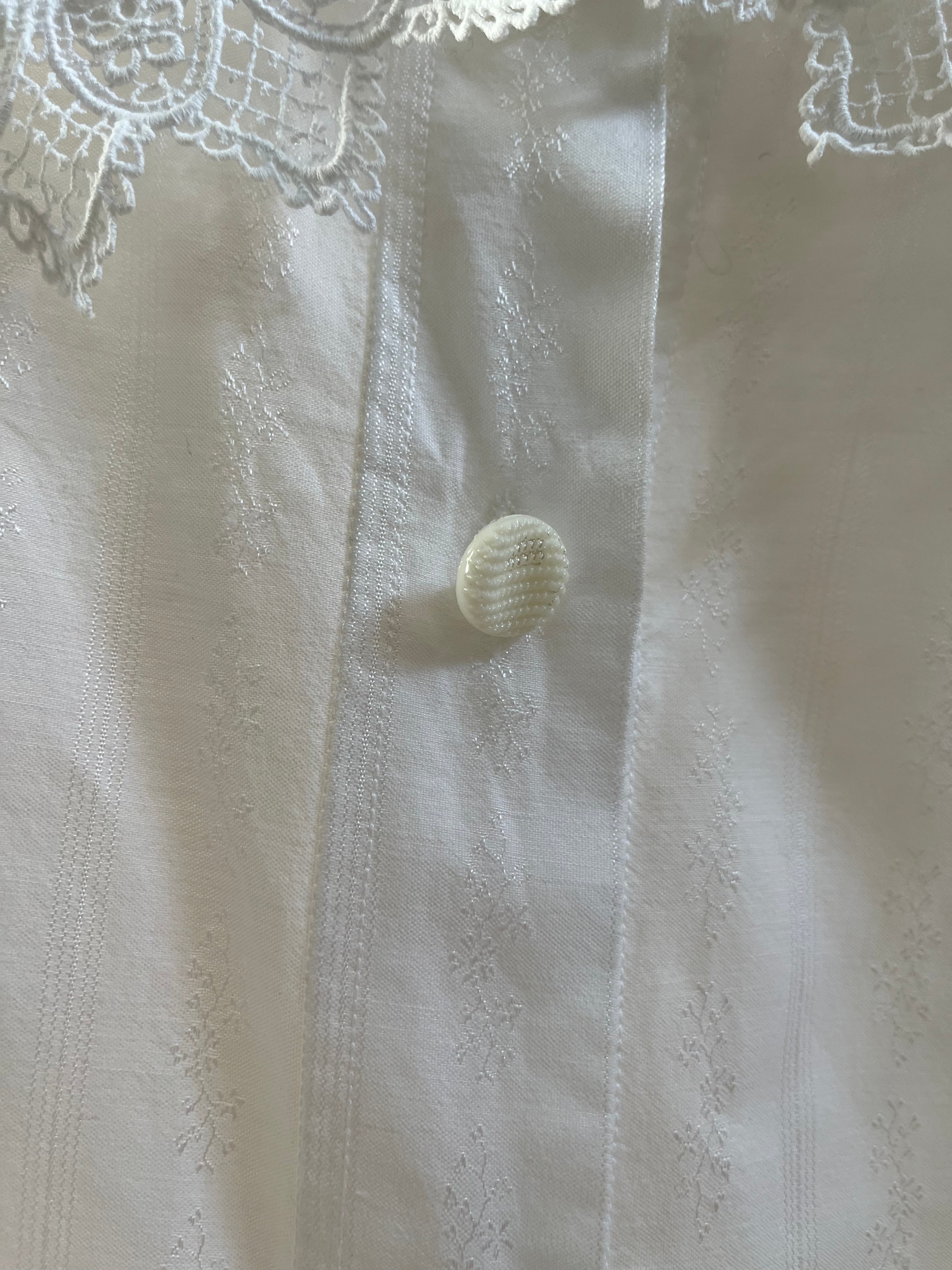 Camicia con pizzo e colletto chiacchierino