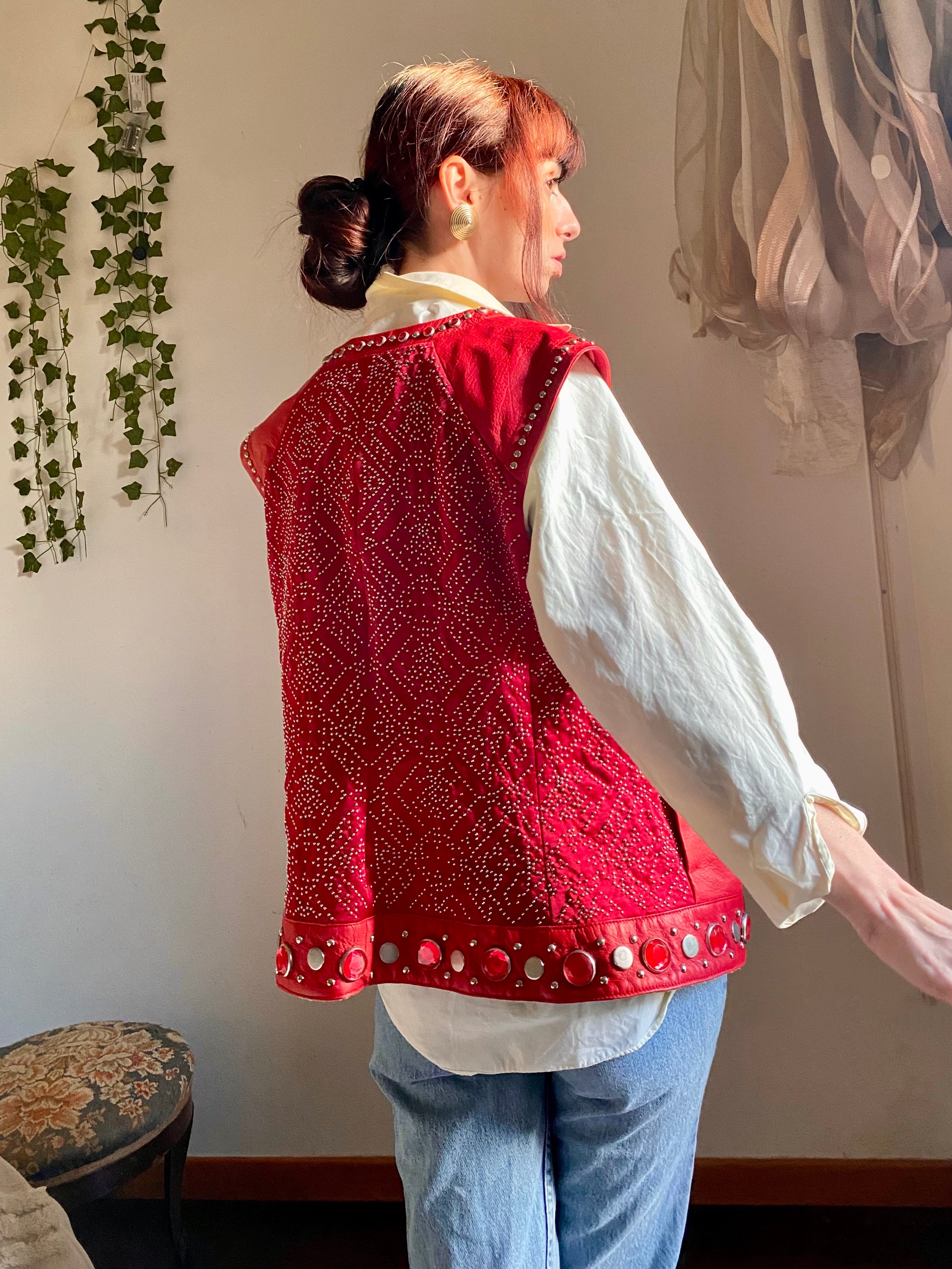 Gilet in vera pelle con pietre e borchie