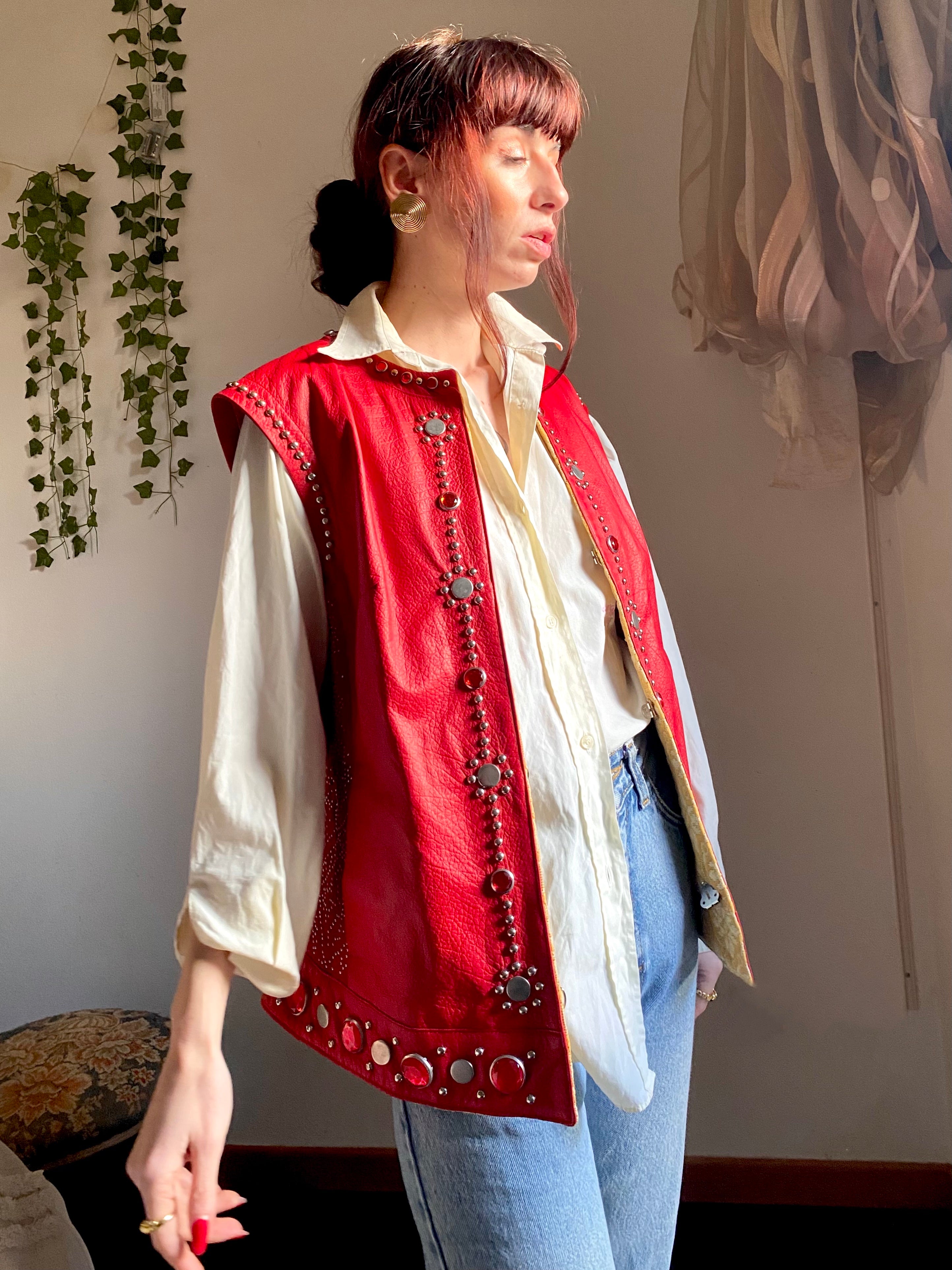 Gilet in vera pelle con pietre e borchie