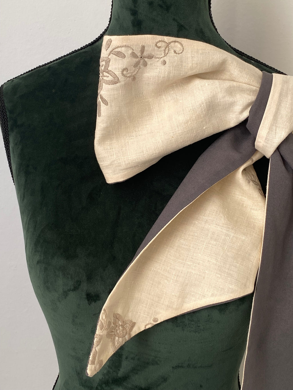 Fiocco sartoriale double face in puro cotone e ricami antichi