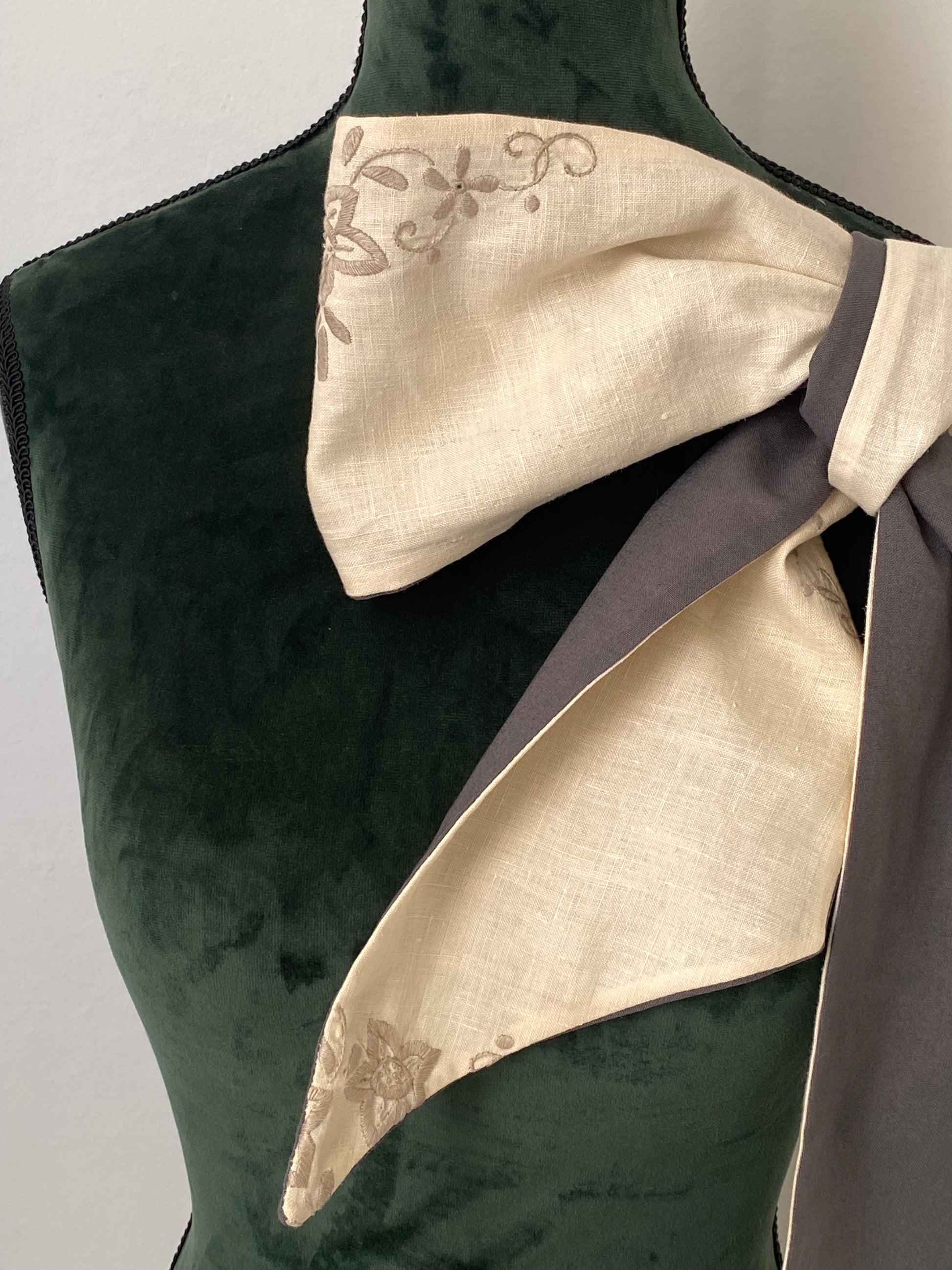 Fiocco sartoriale double face in puro cotone e ricami antichi