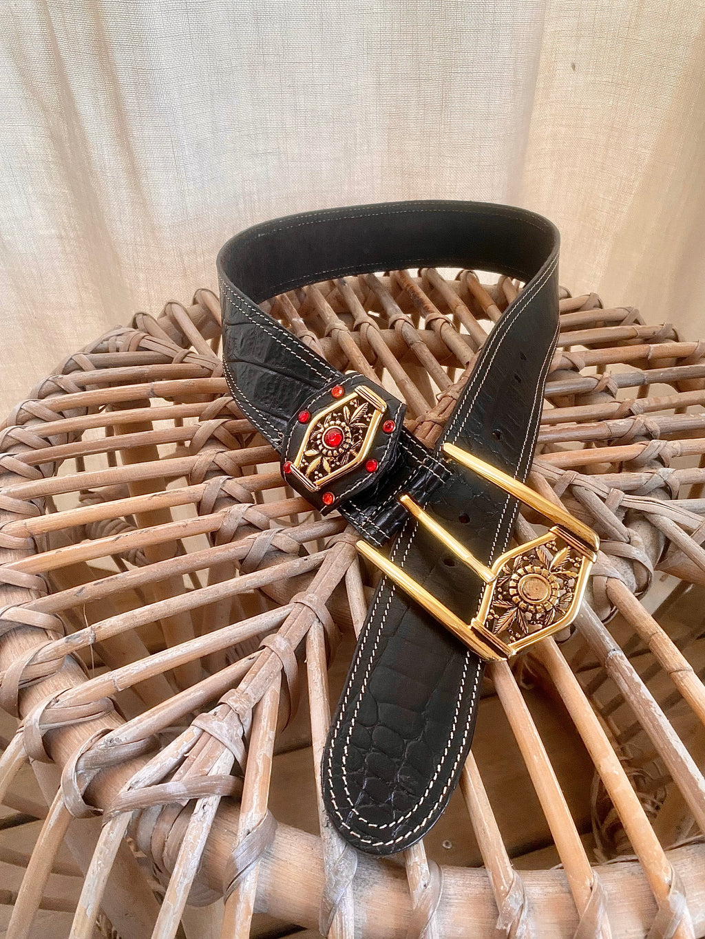 Cintura in vera pelle con fibbia maxi dorata