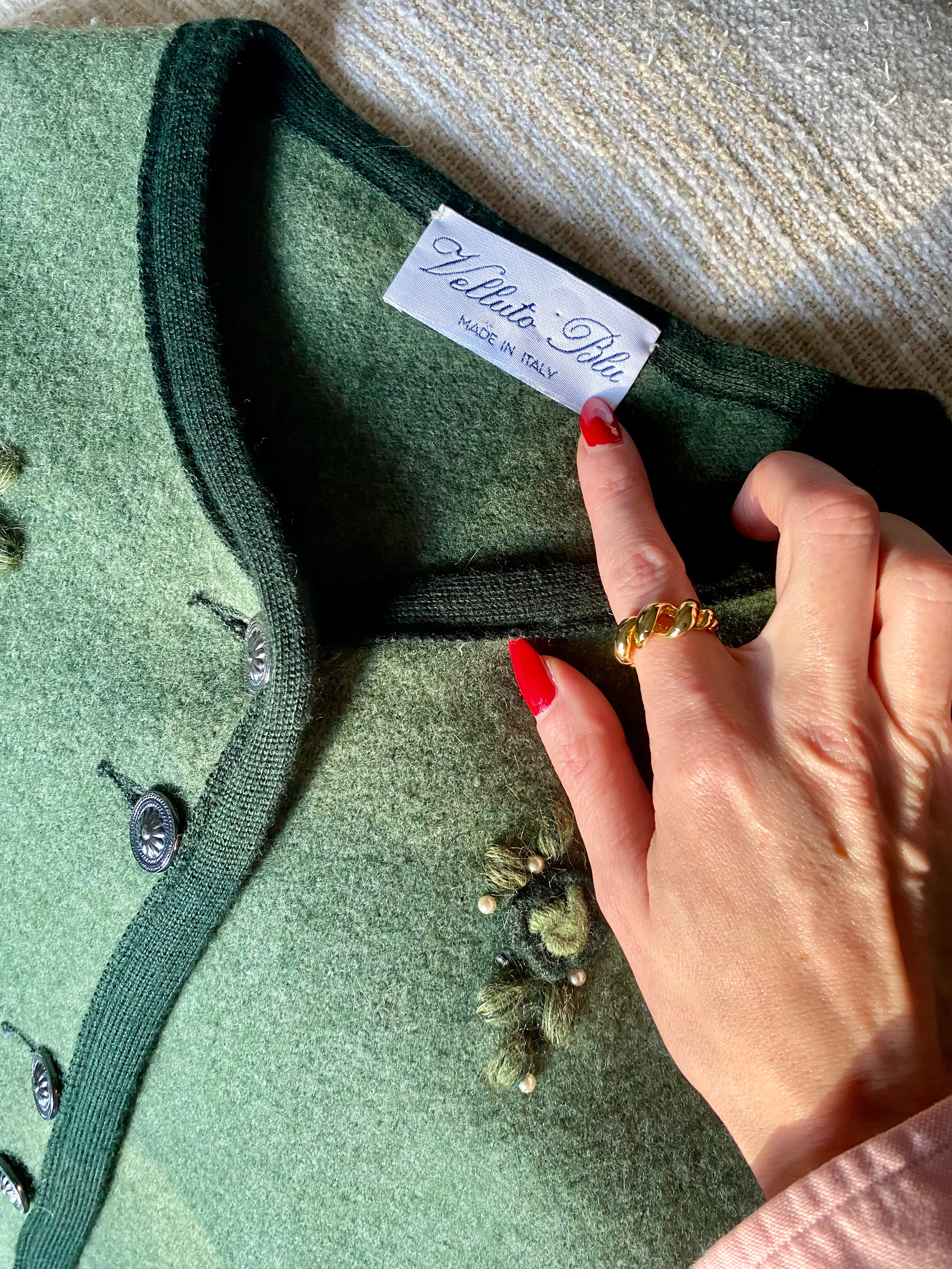 Giacca tirolese oliva con fiorellini e perline