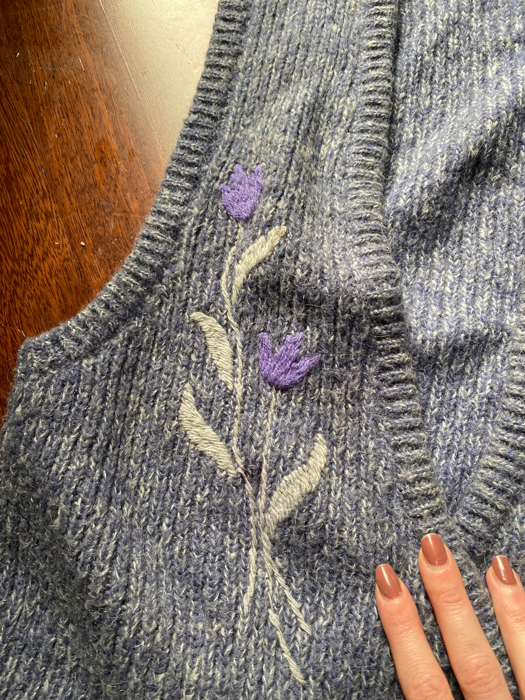 Gilet lilla con trama fiori