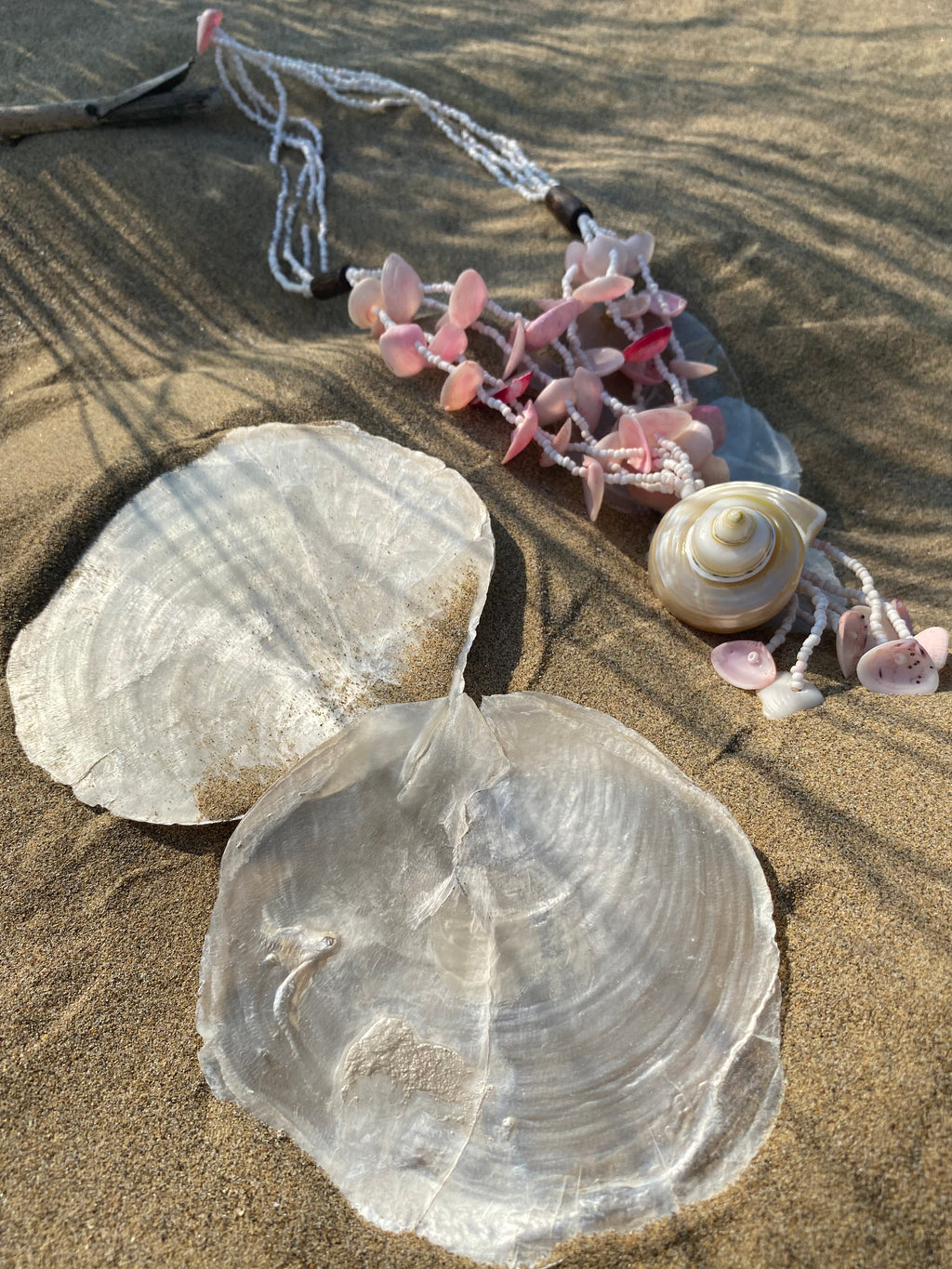 Marea collana con perle e conchiglie naturali