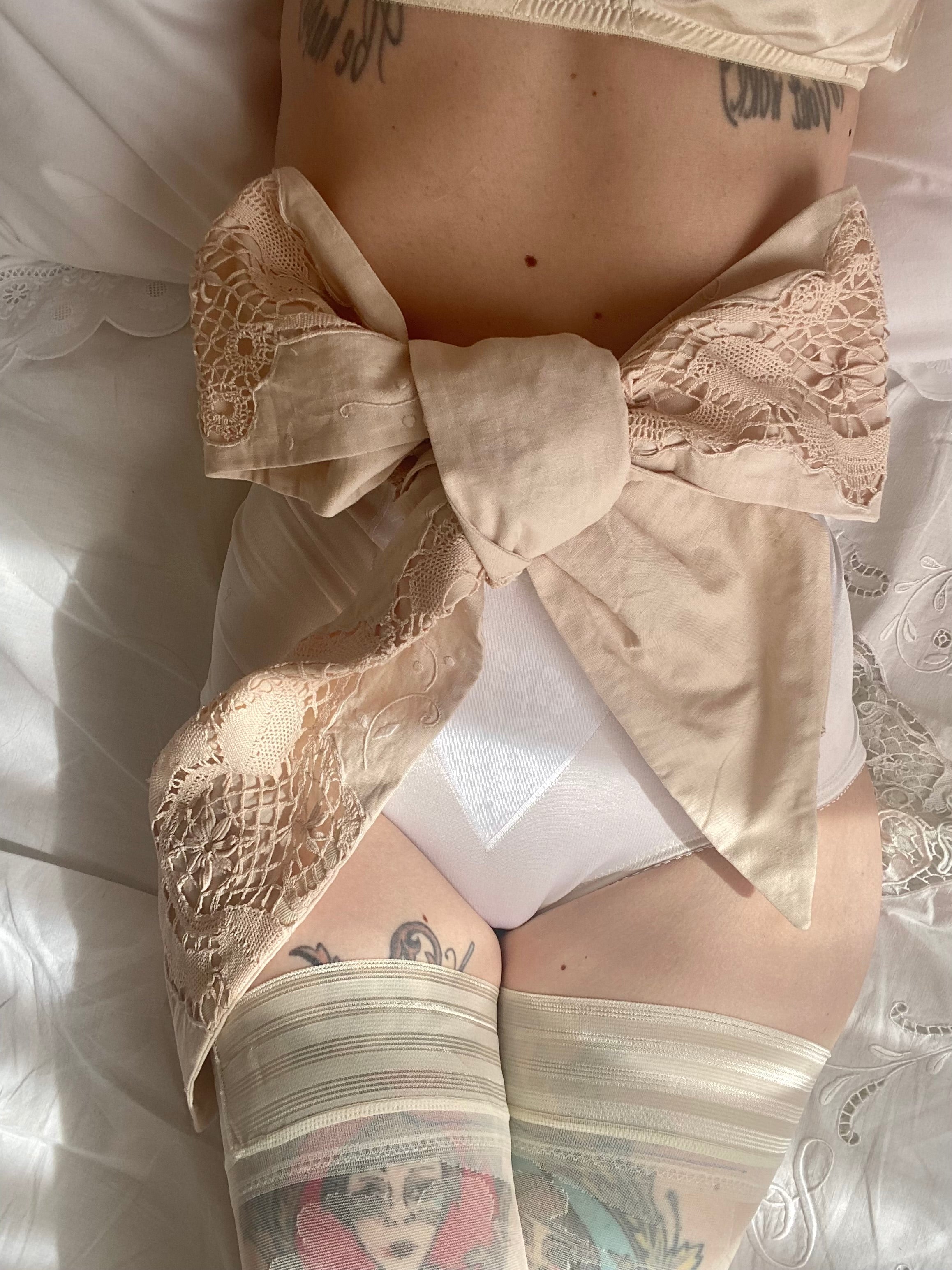 Fiocco sartoriale cipriato con ricami antichi