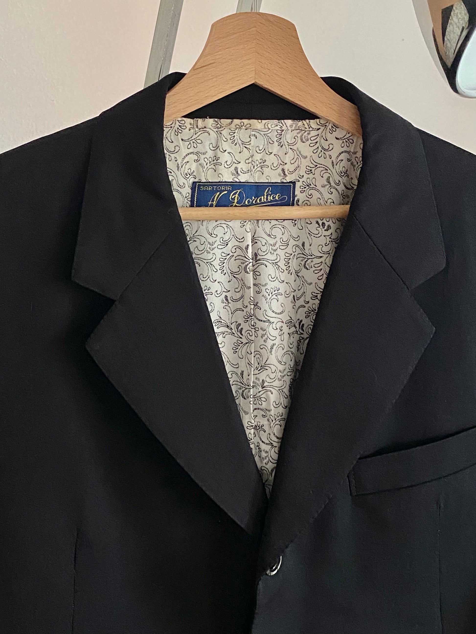 Blazer ajusté à simple boutonnage et revers en pointe