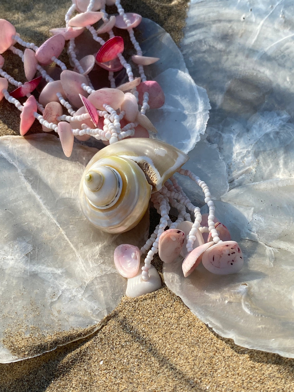 Marea collana con perle e conchiglie naturali