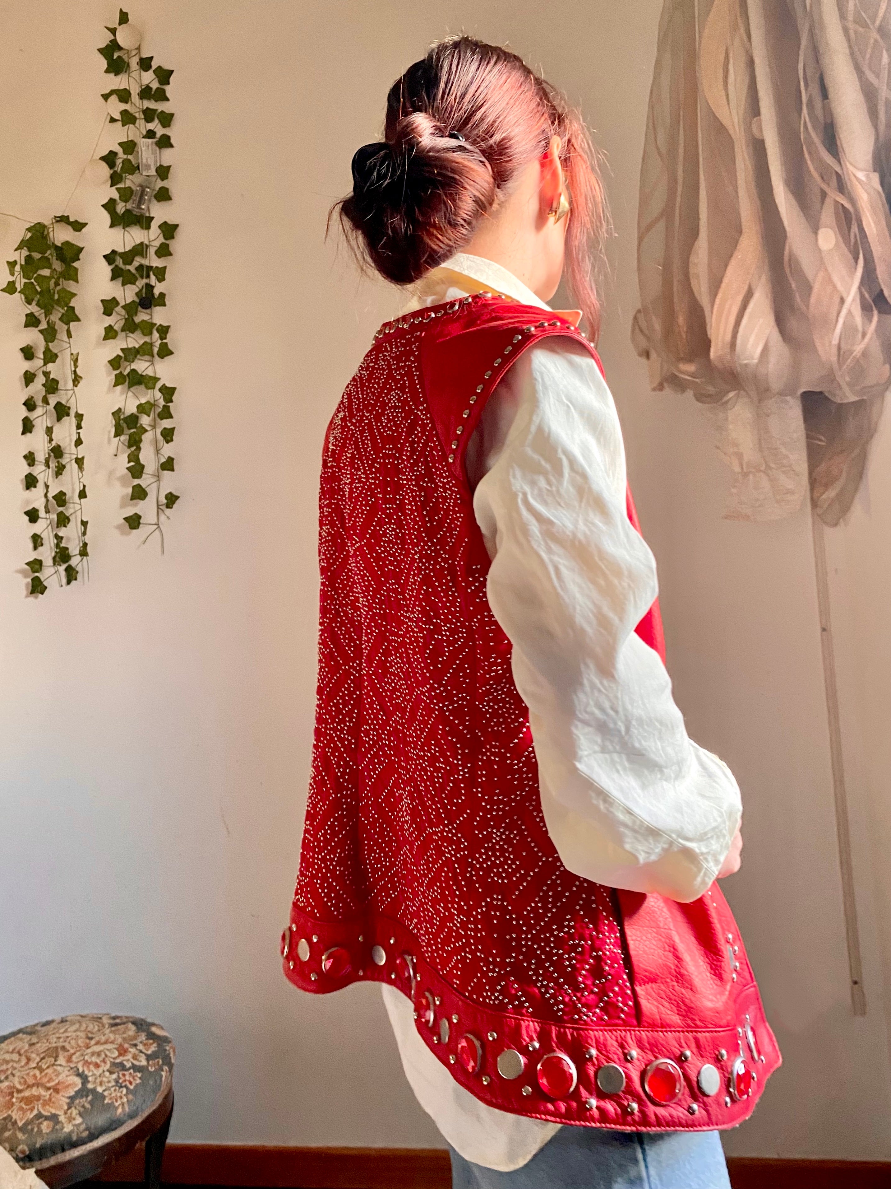 Gilet in vera pelle con pietre e borchie