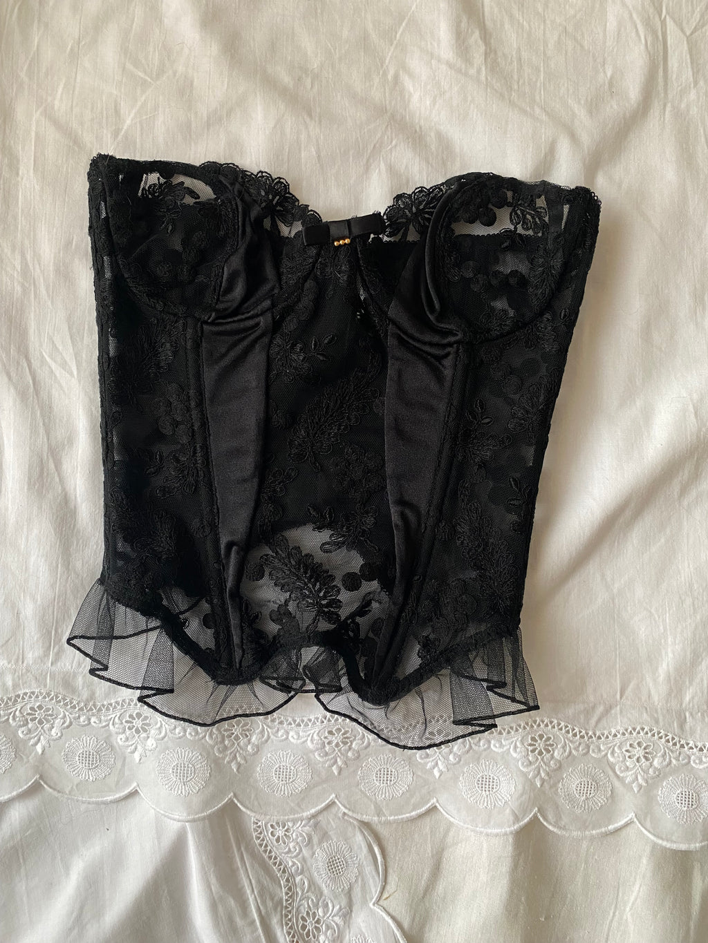 Corsetto nero rigido in pizzo