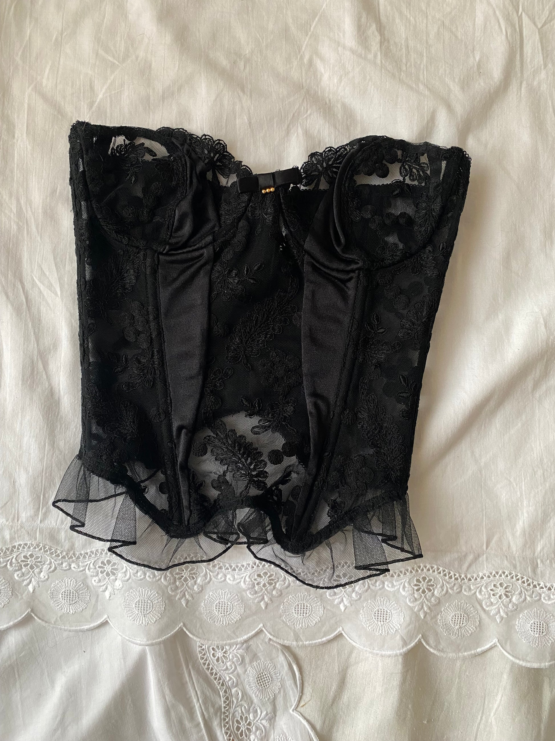 Corsetto nero rigido in pizzo