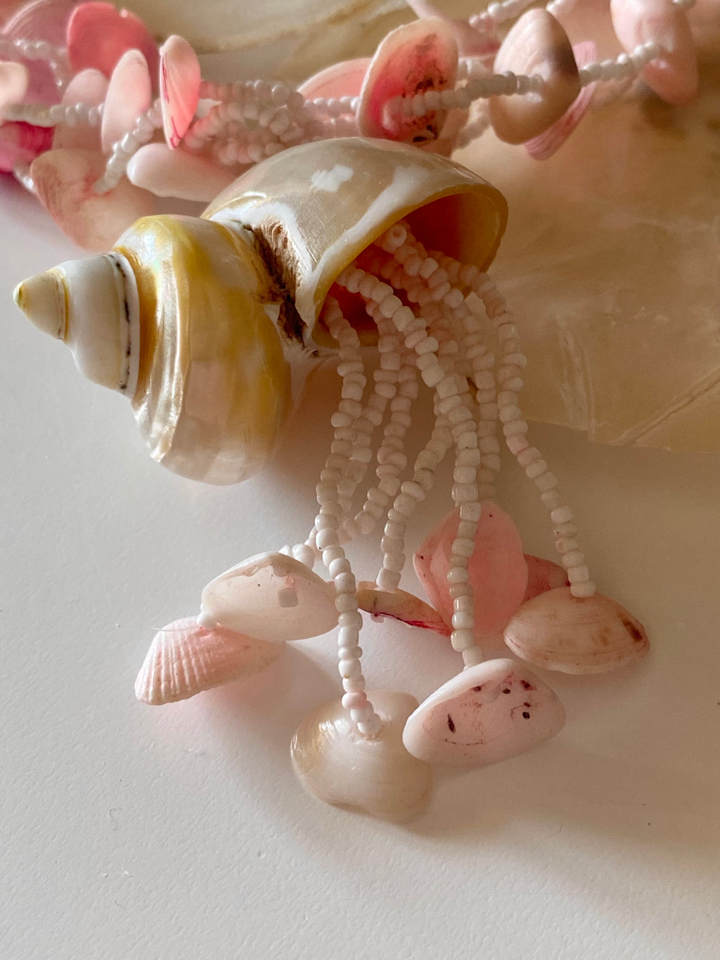 Marea collana con perle e conchiglie naturali