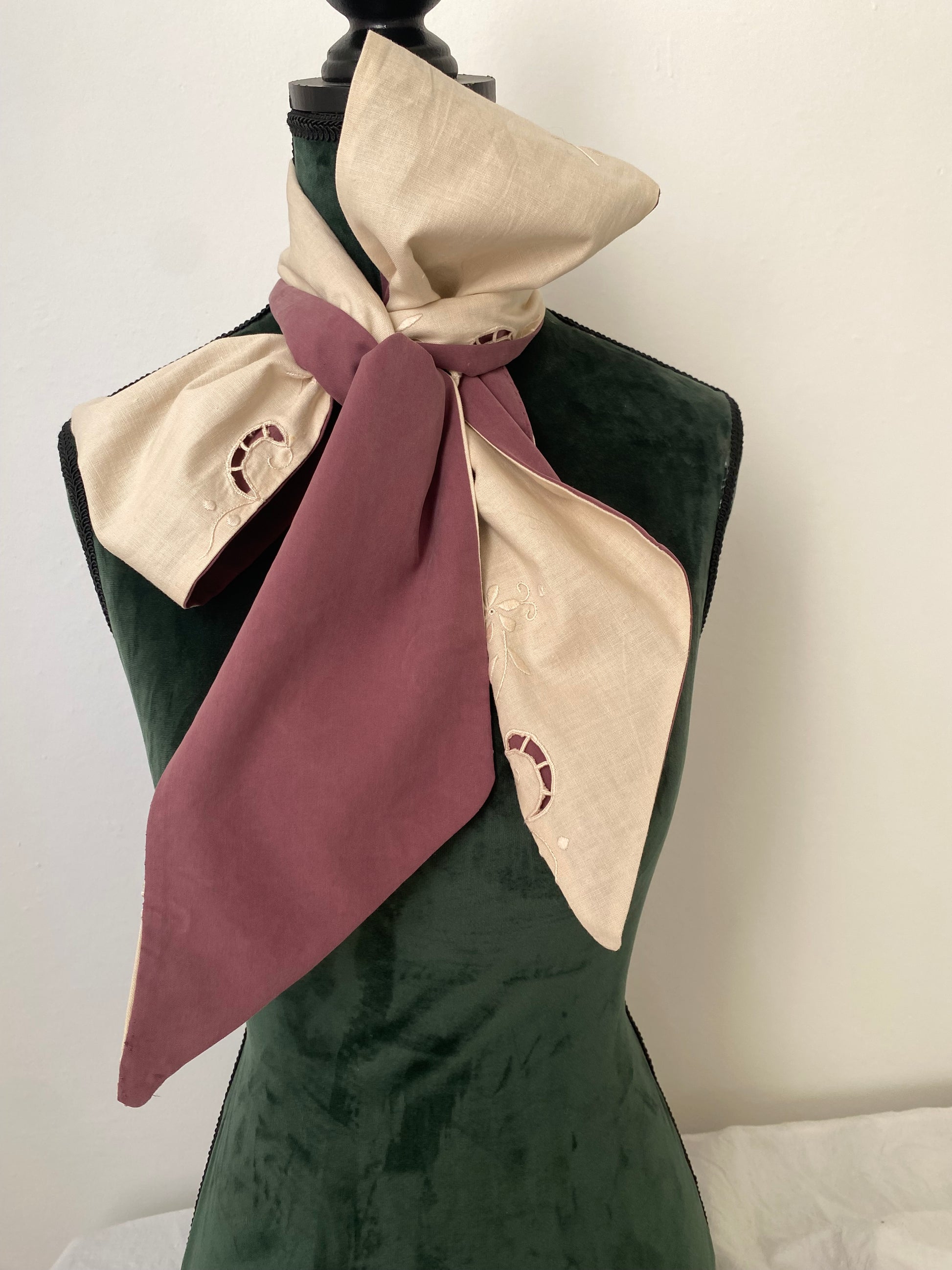 Fiocco sartoriale double face in seta e puro cotone con ricami antichi
