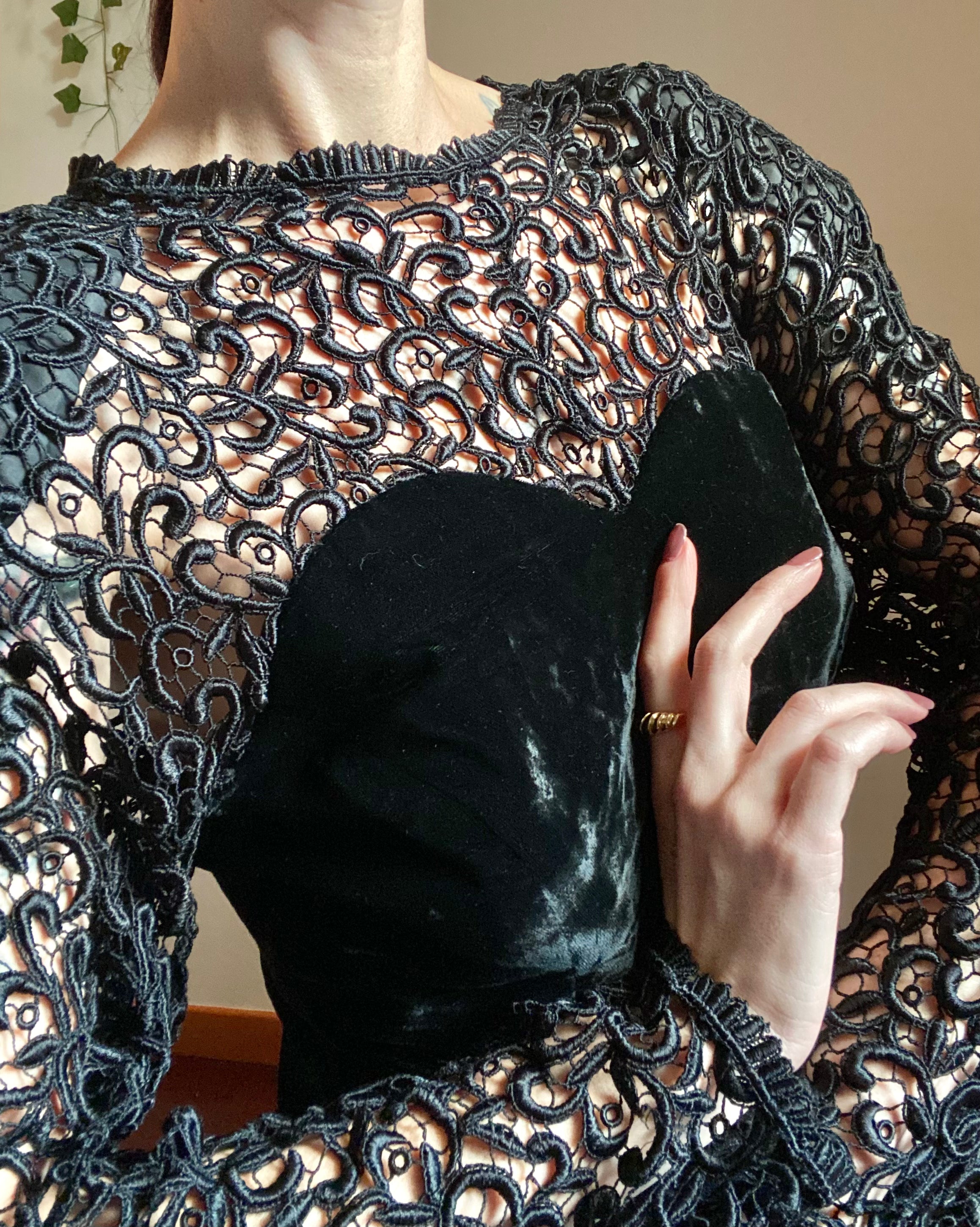 Abito tubino da occasione speciale con scollo a cuore in velluto e pizzo macramé