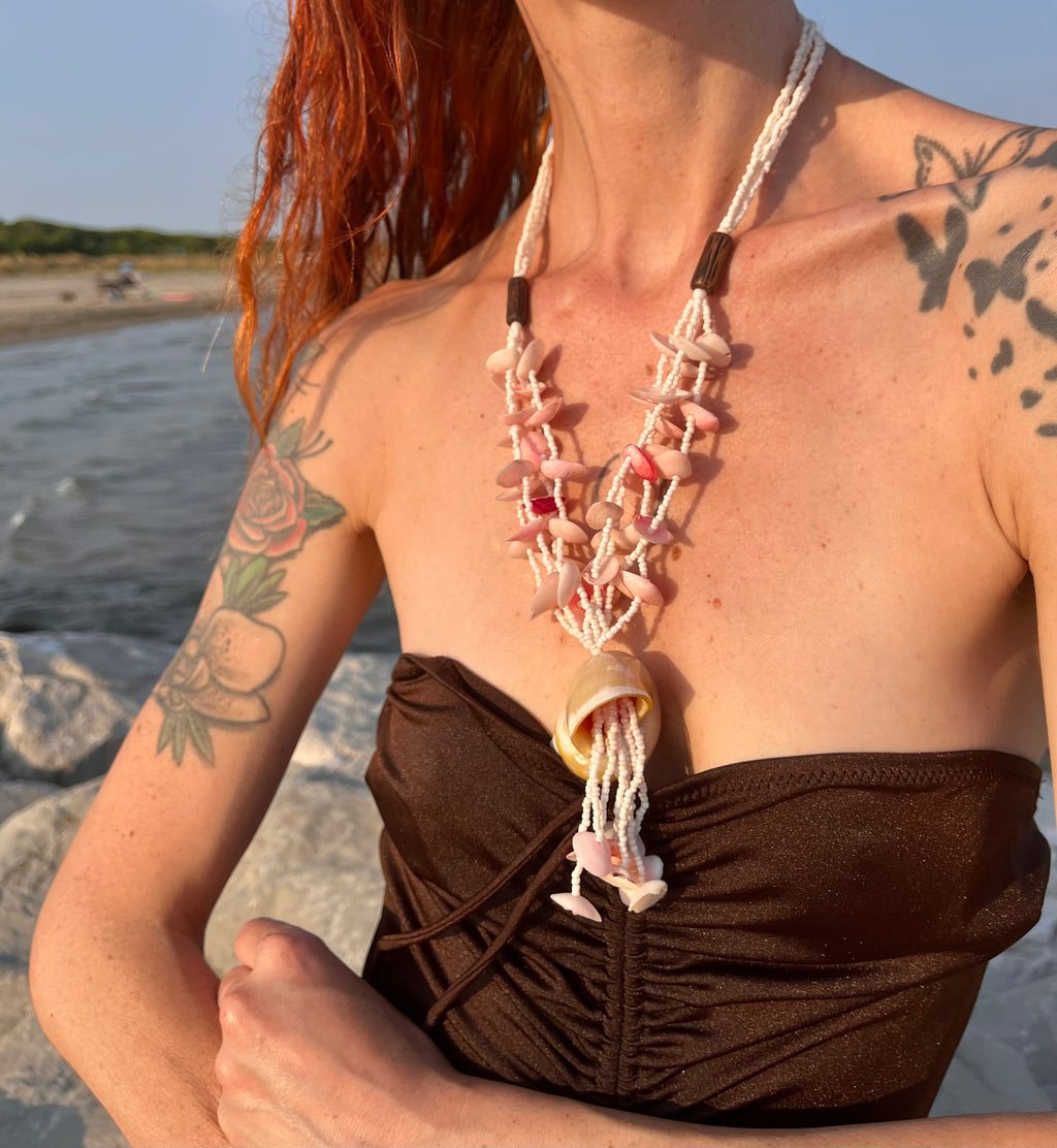 Marea collana con perle e conchiglie naturali