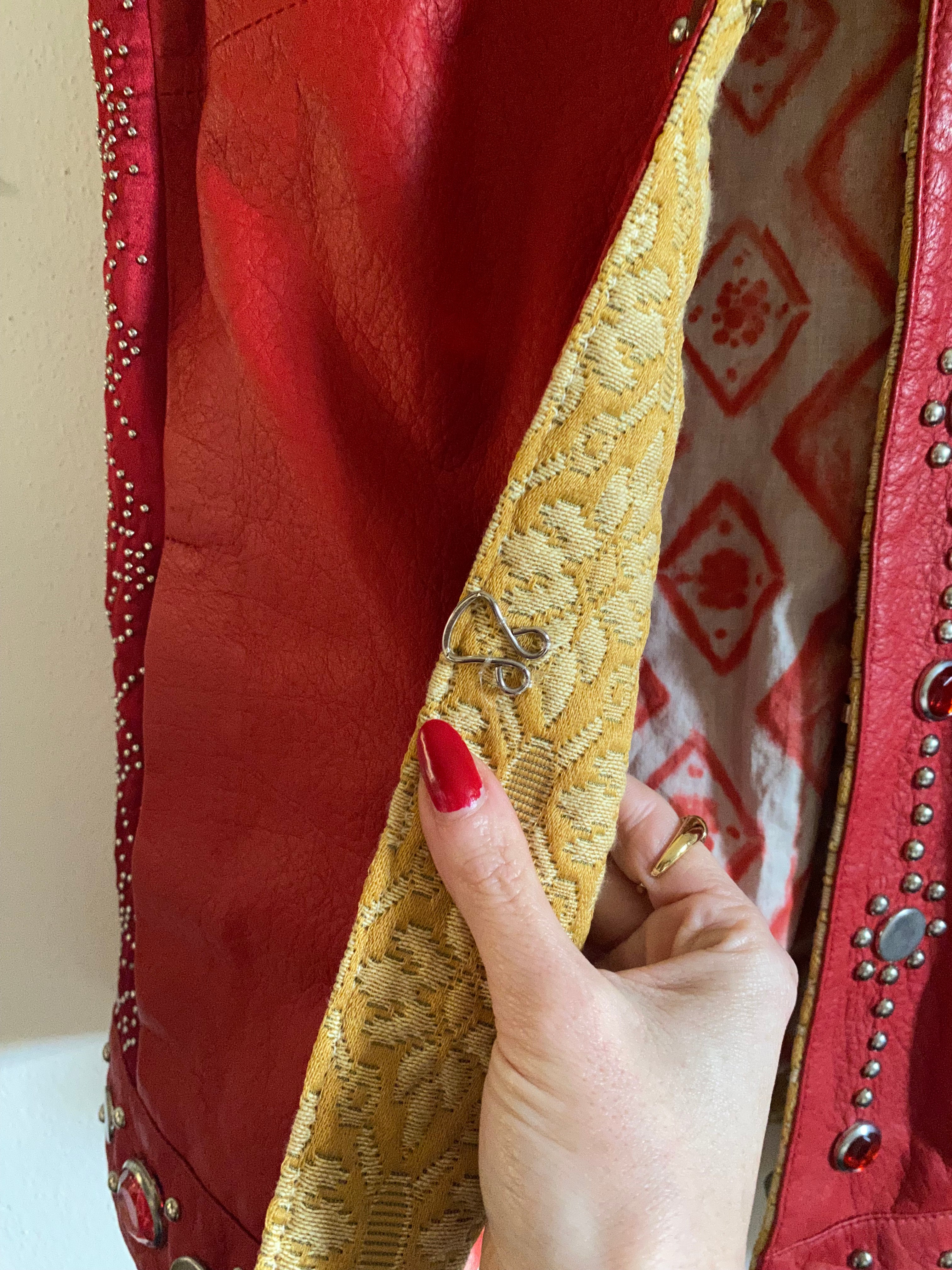 Gilet in vera pelle con pietre e borchie