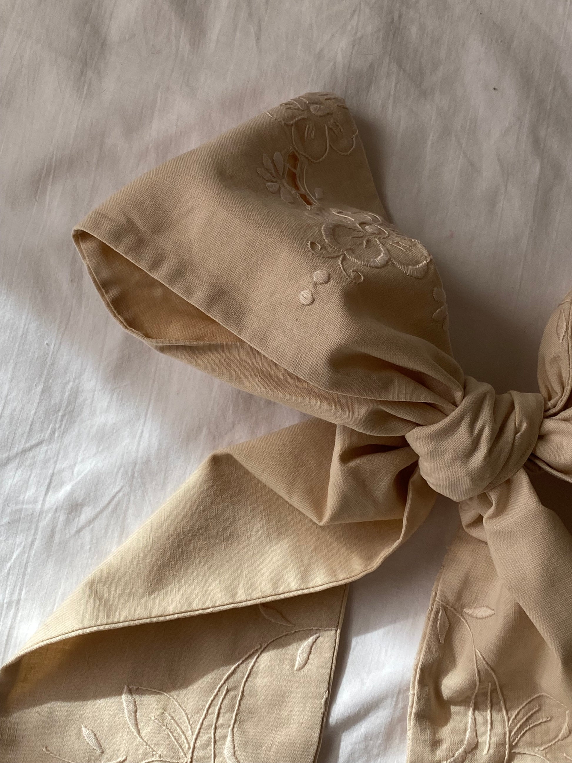Fiocco sartoriale con ricamo antico