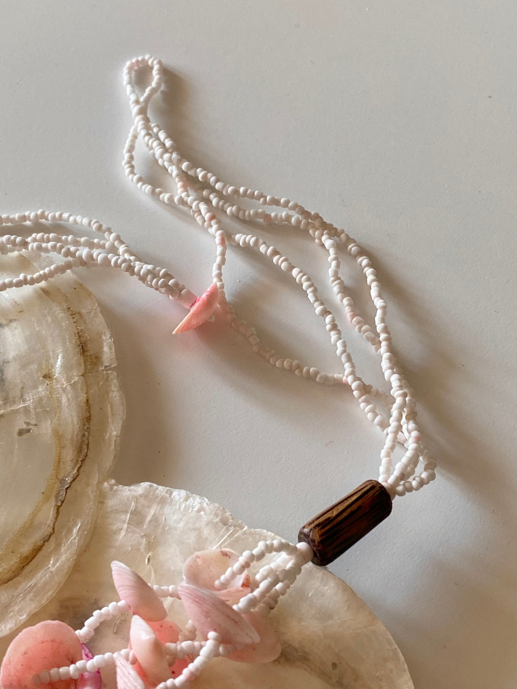 Marea collana con perle e conchiglie naturali