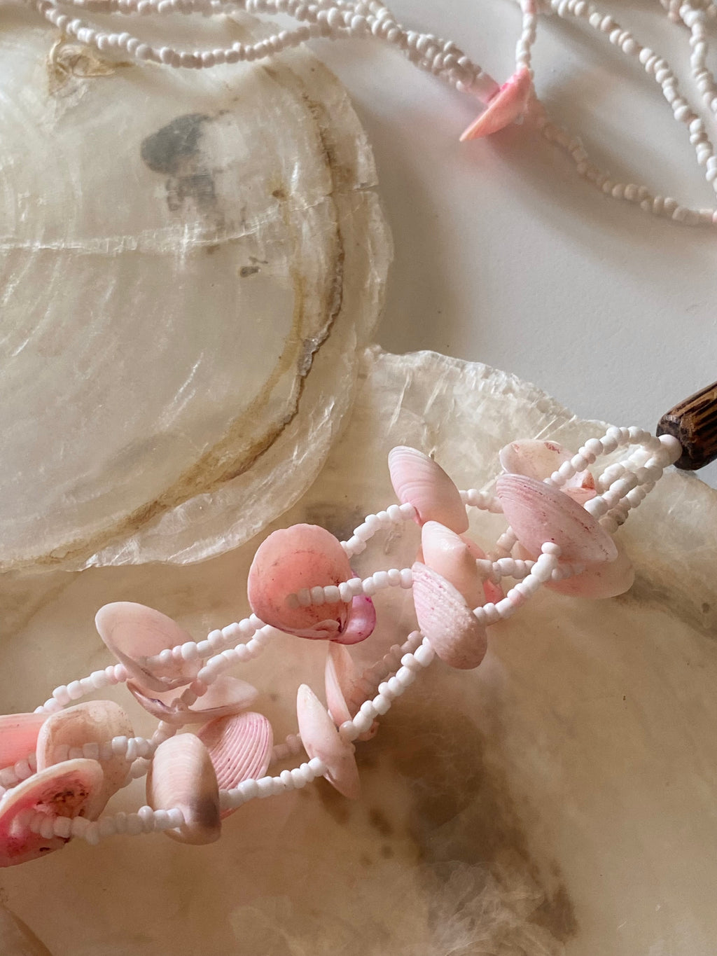 Marea collana con perle e conchiglie naturali