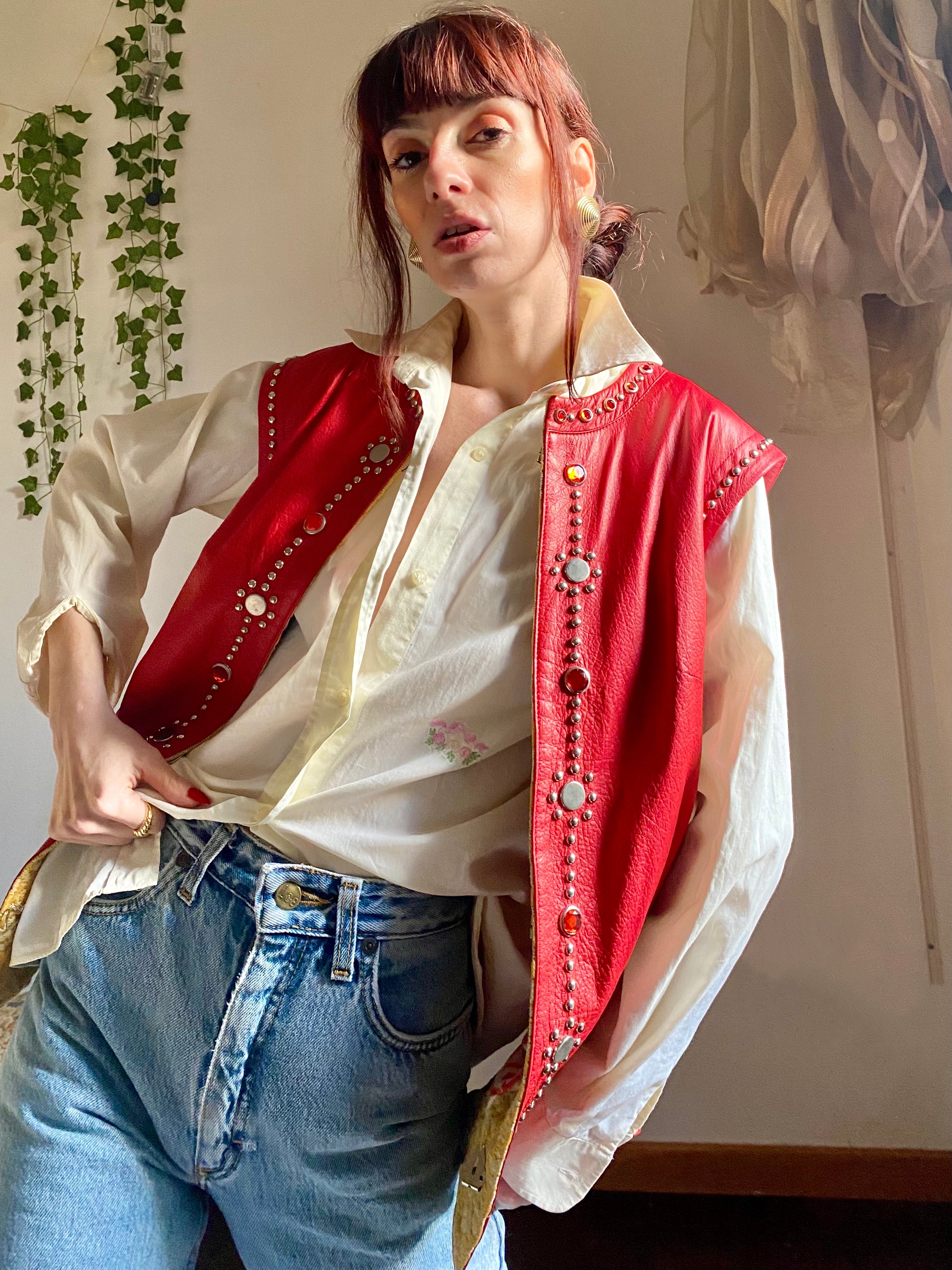 Gilet in vera pelle con pietre e borchie