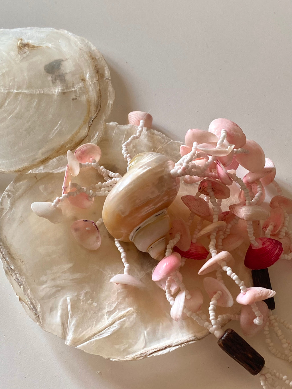 Marea collana con perle e conchiglie naturali