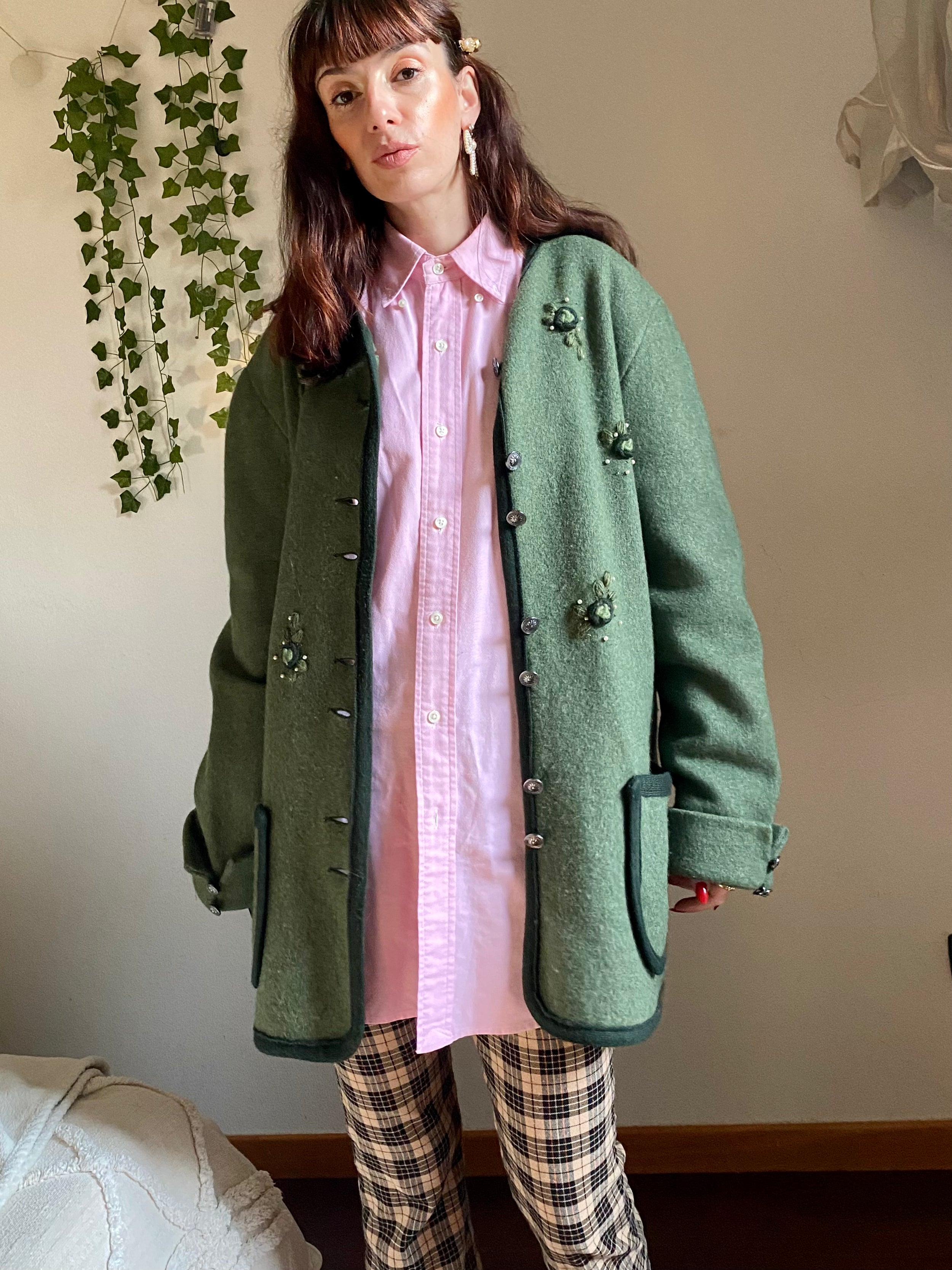 Giacca tirolese oliva con fiorellini e perline