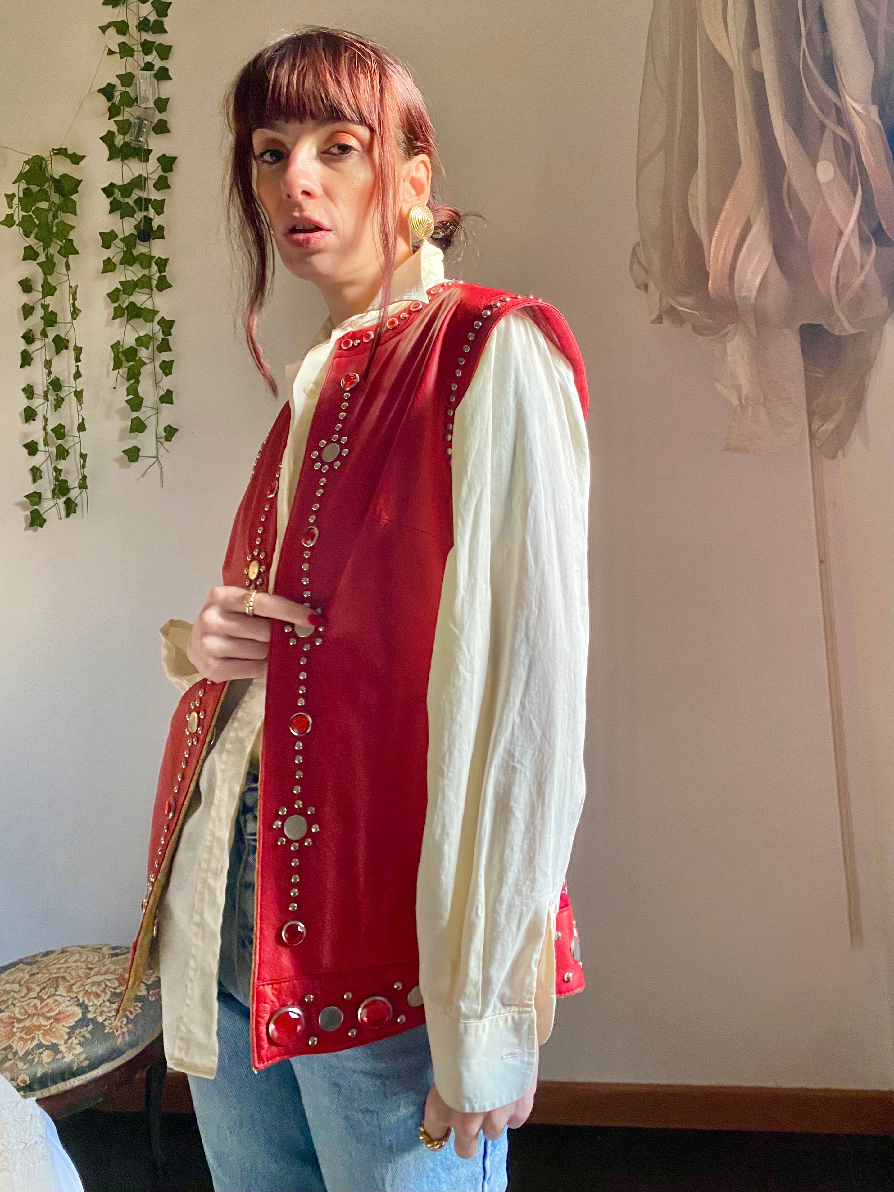 Gilet in vera pelle con pietre e borchie