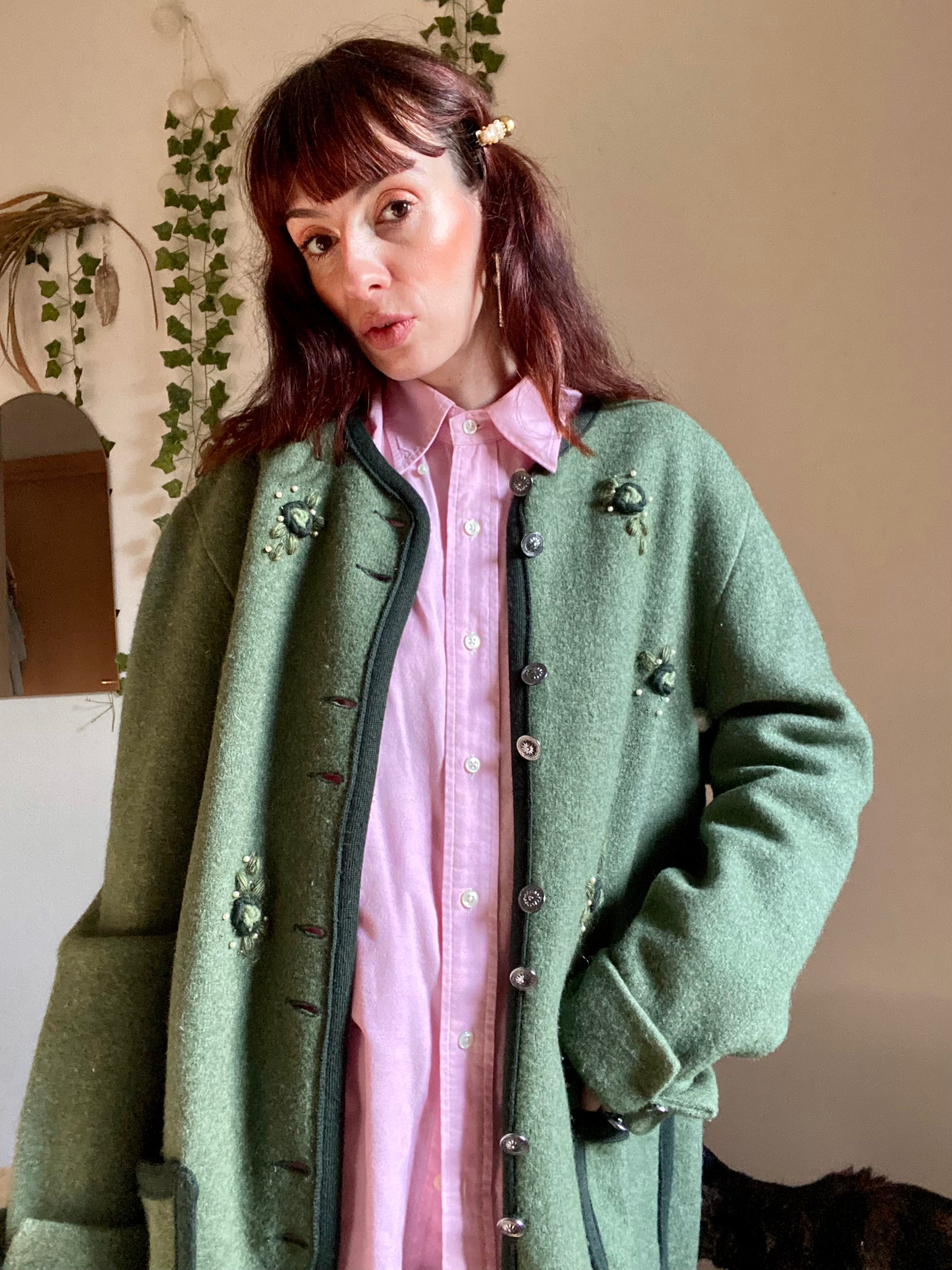 Giacca tirolese oliva con fiorellini e perline