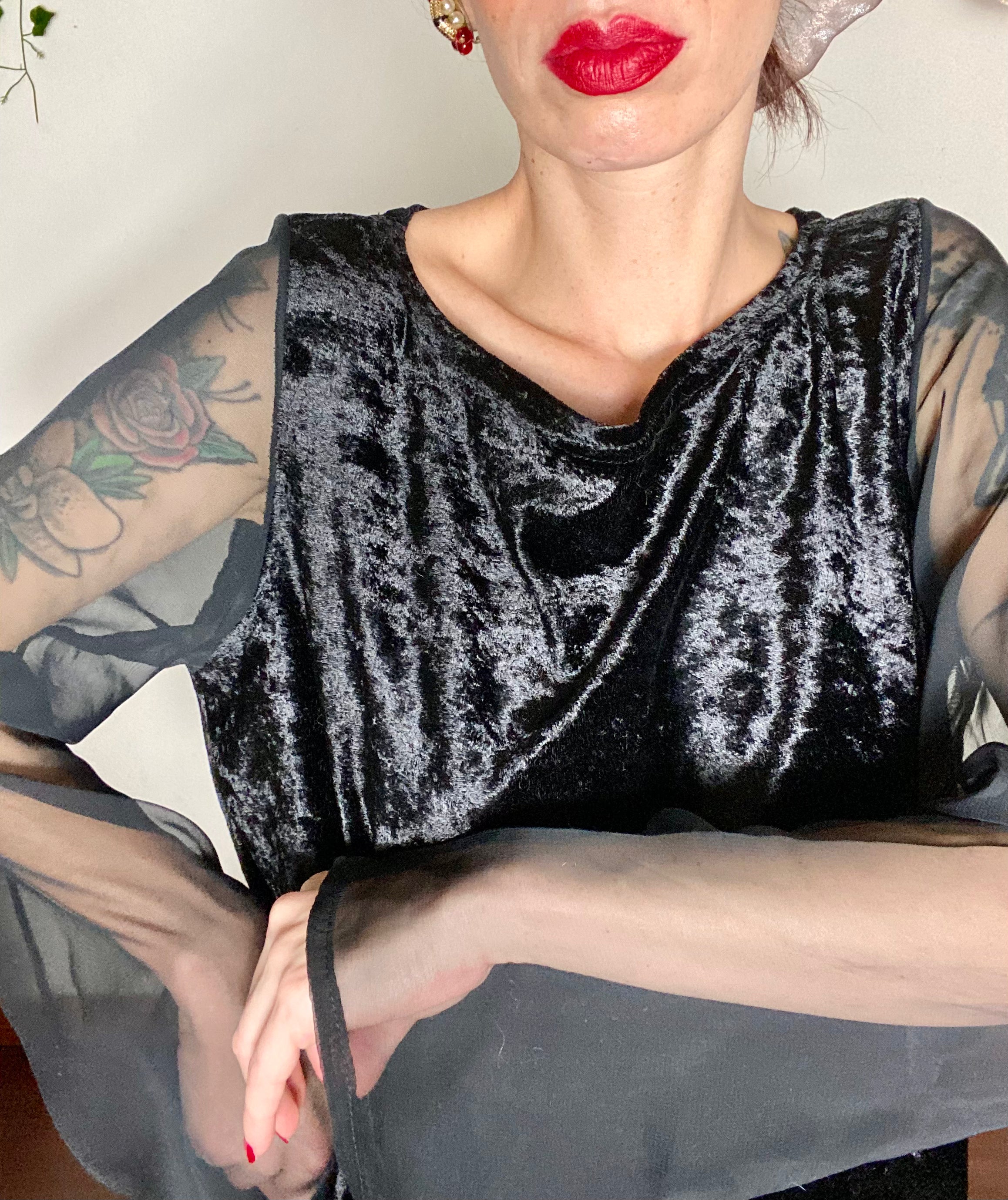 Tubino in velluto con maniche in velo