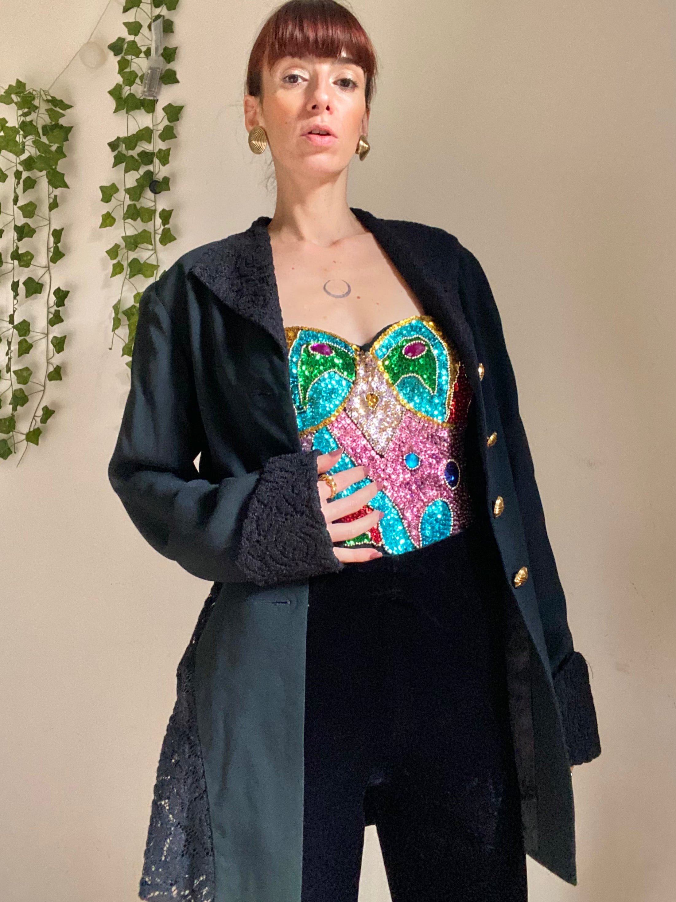 Blazer sfiancato con dettagli in pizzo e bottoni gioiello