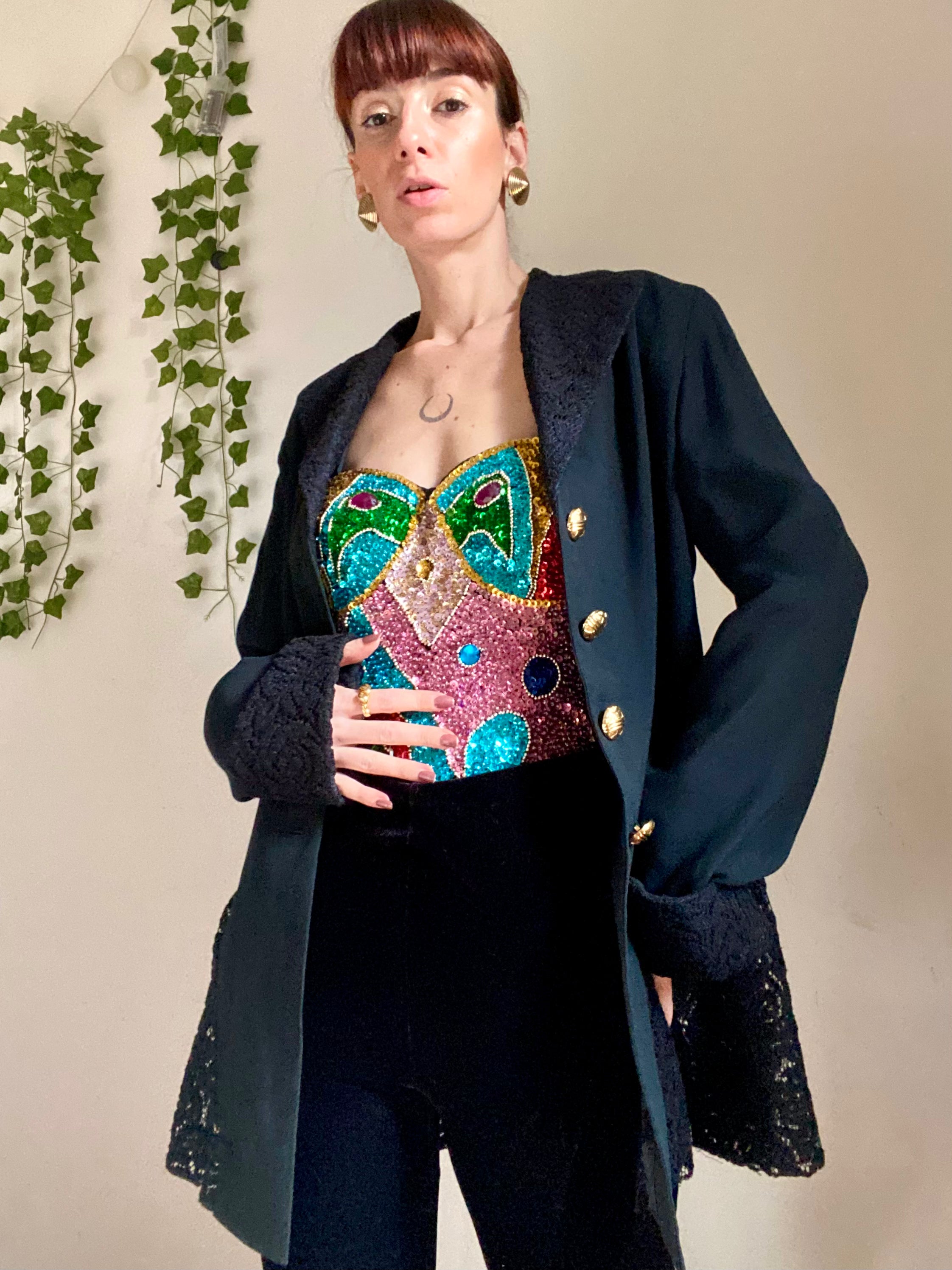 Blazer sfiancato con dettagli in pizzo e bottoni gioiello