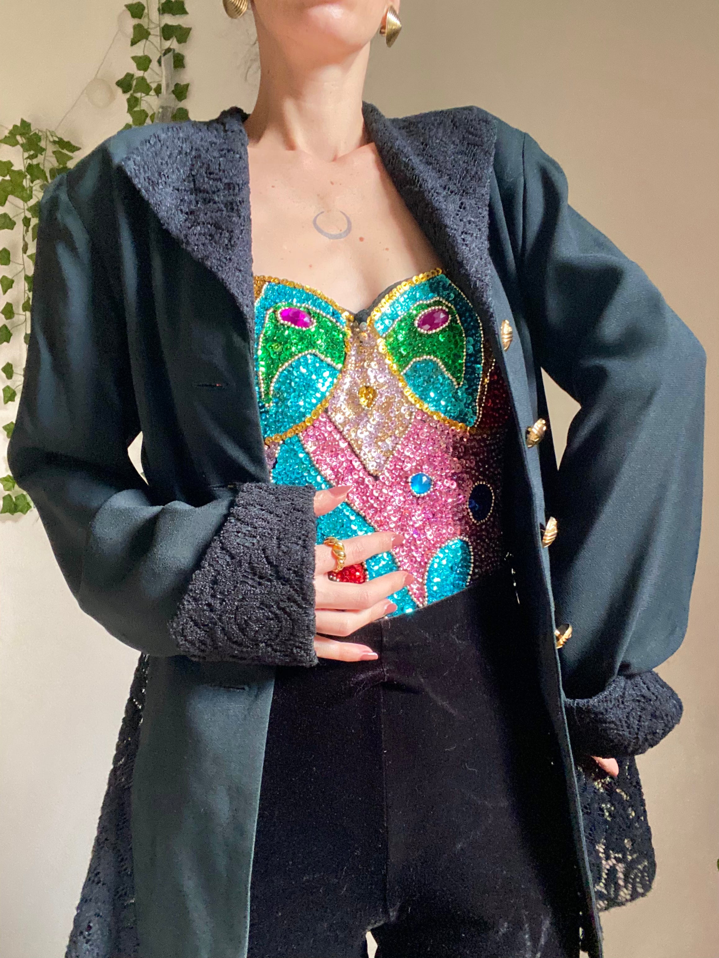 Blazer sfiancato con dettagli in pizzo e bottoni gioiello