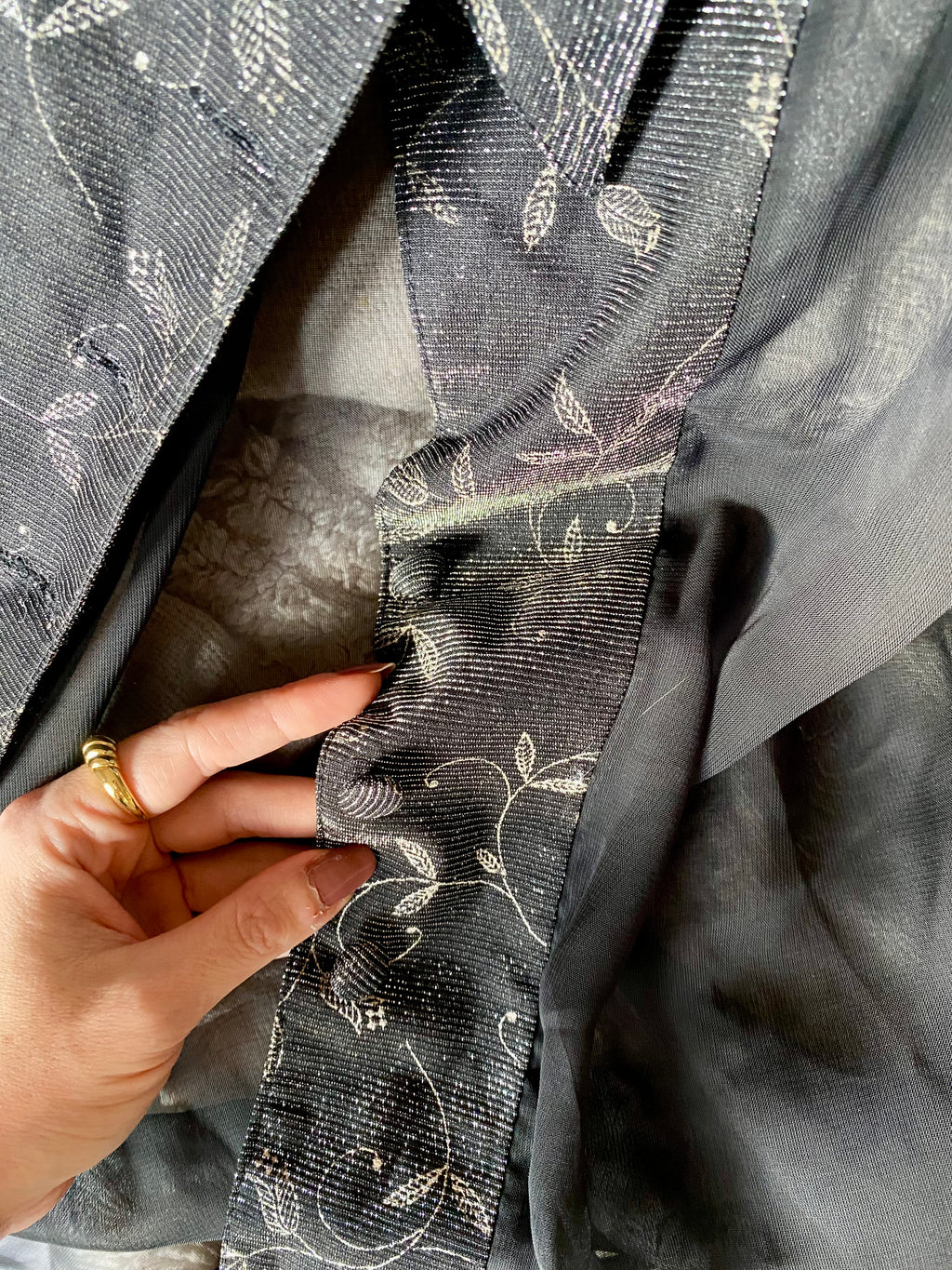 Camicia velata spalle larghe con dettagli argentati