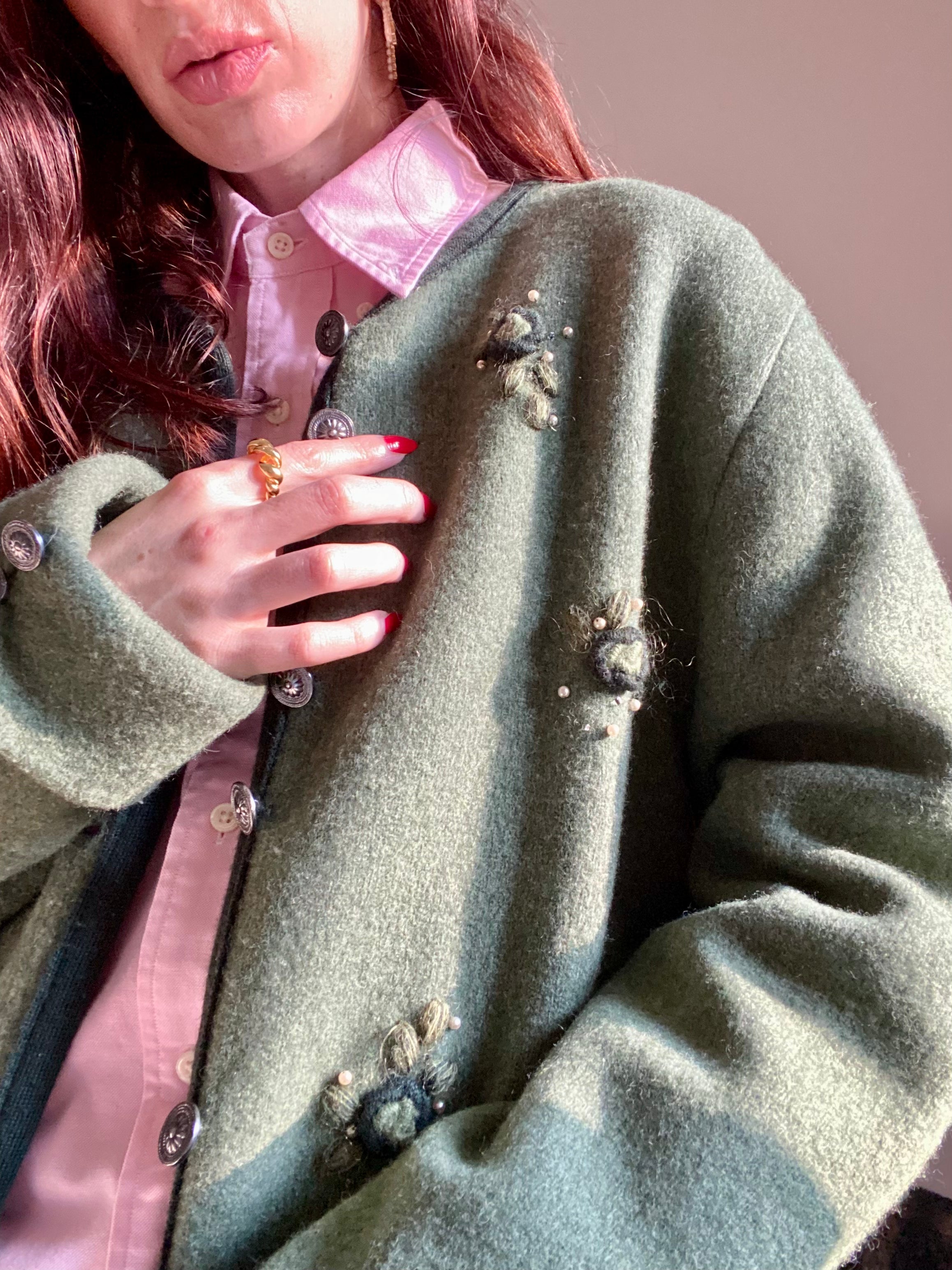 Giacca tirolese oliva con fiorellini e perline