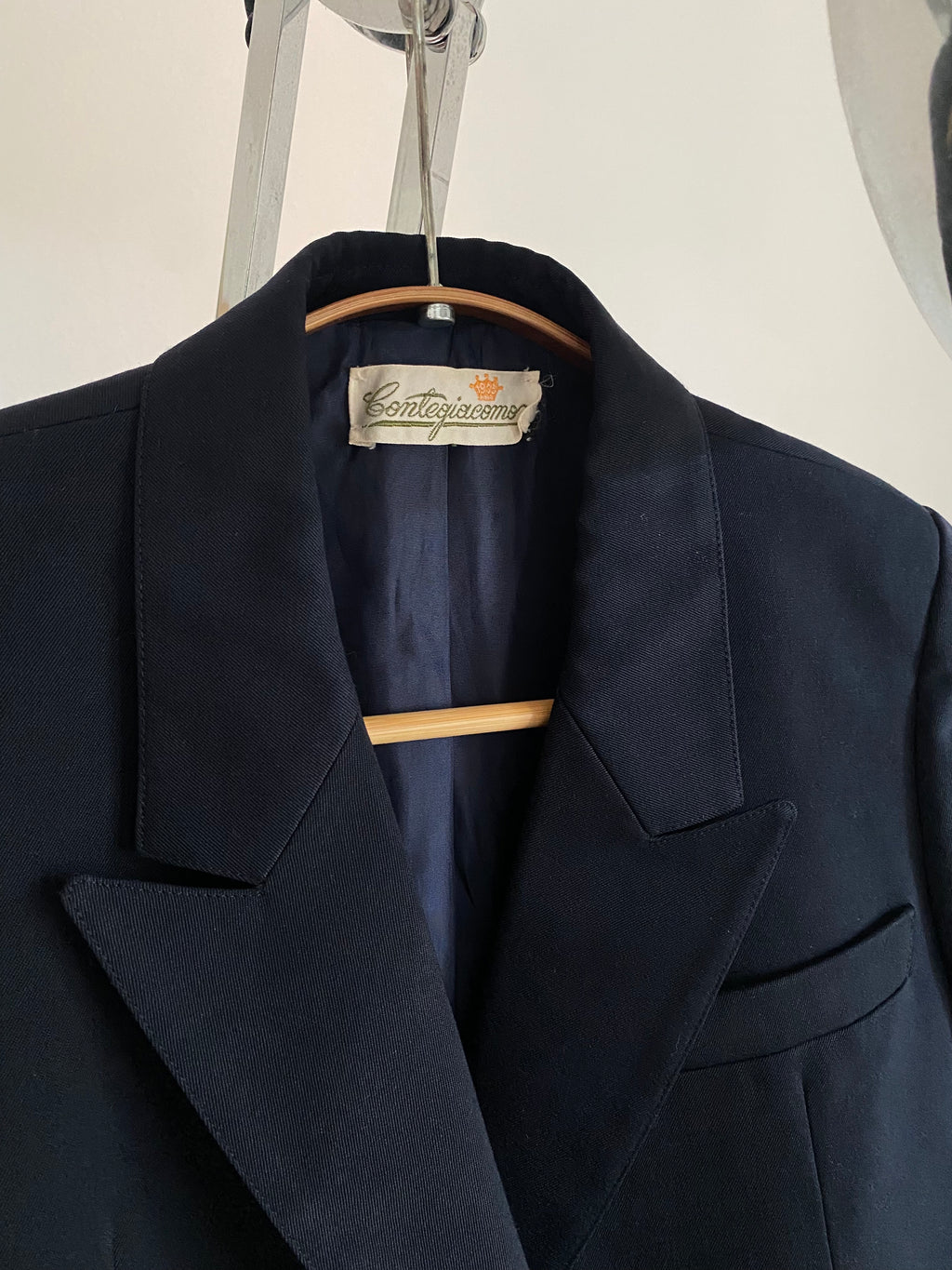 Blazer doppiopetto blu e revers a punta di lancia