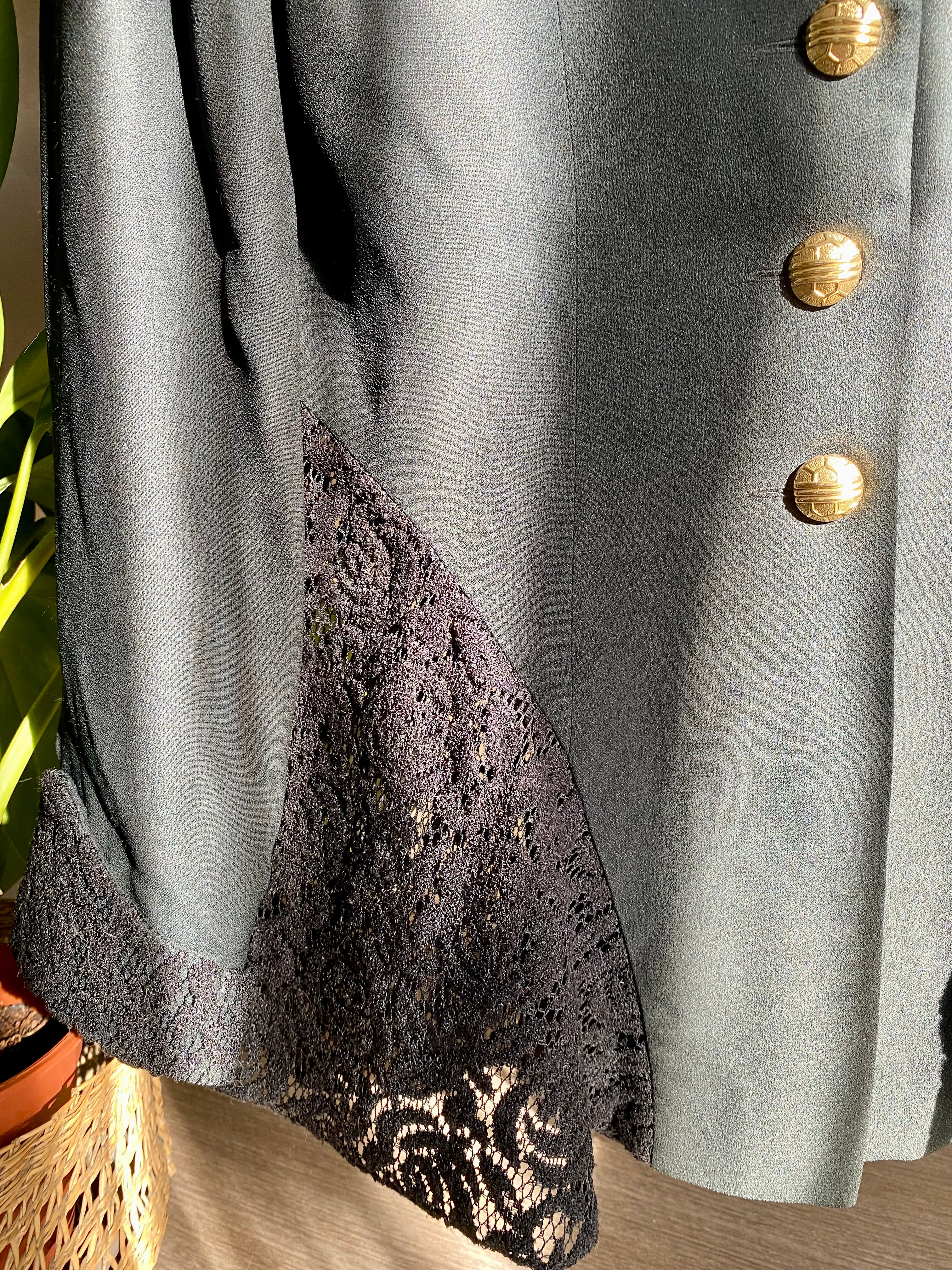 Blazer sfiancato con dettagli in pizzo e bottoni gioiello