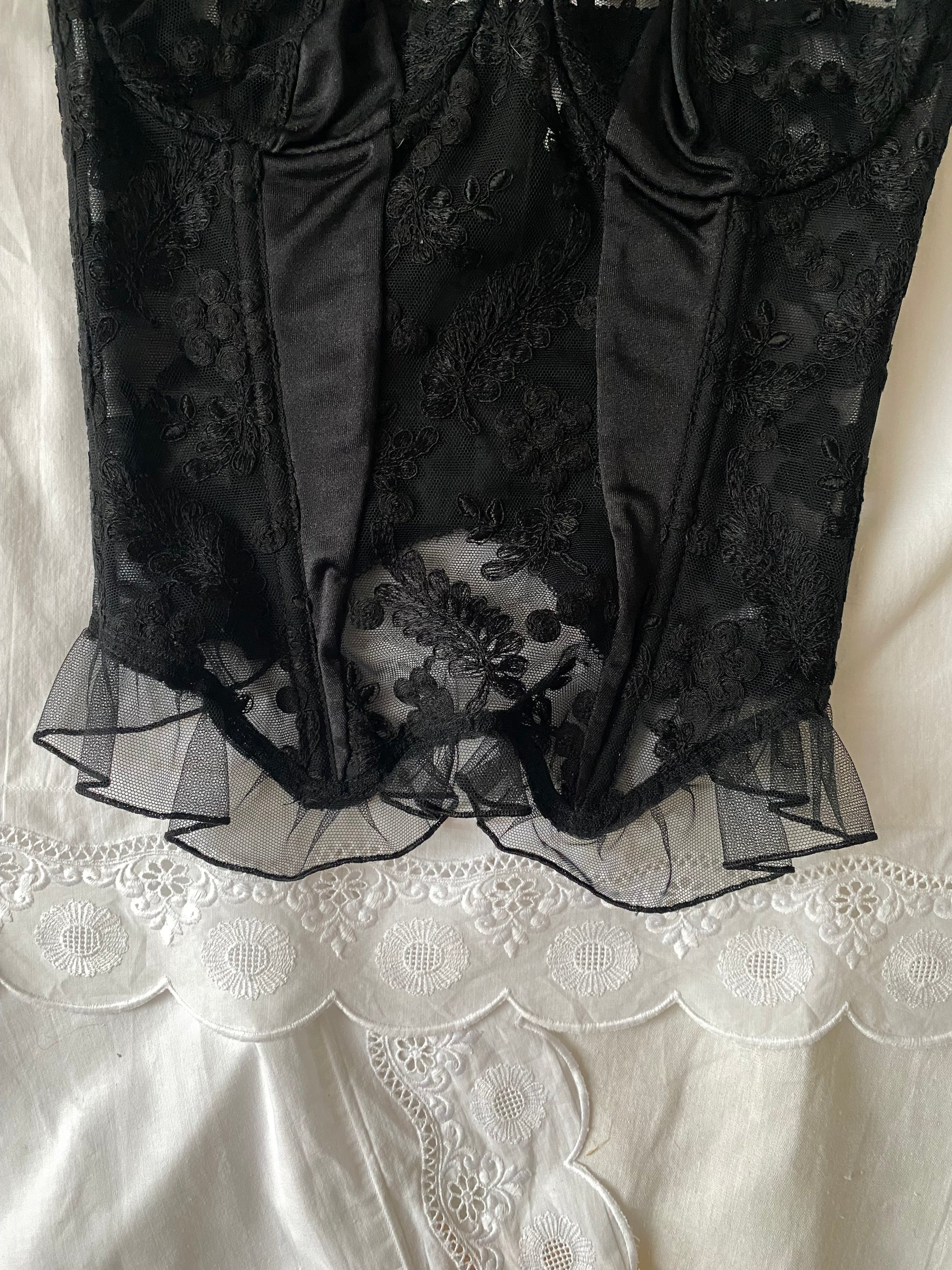 Corsetto nero rigido in pizzo
