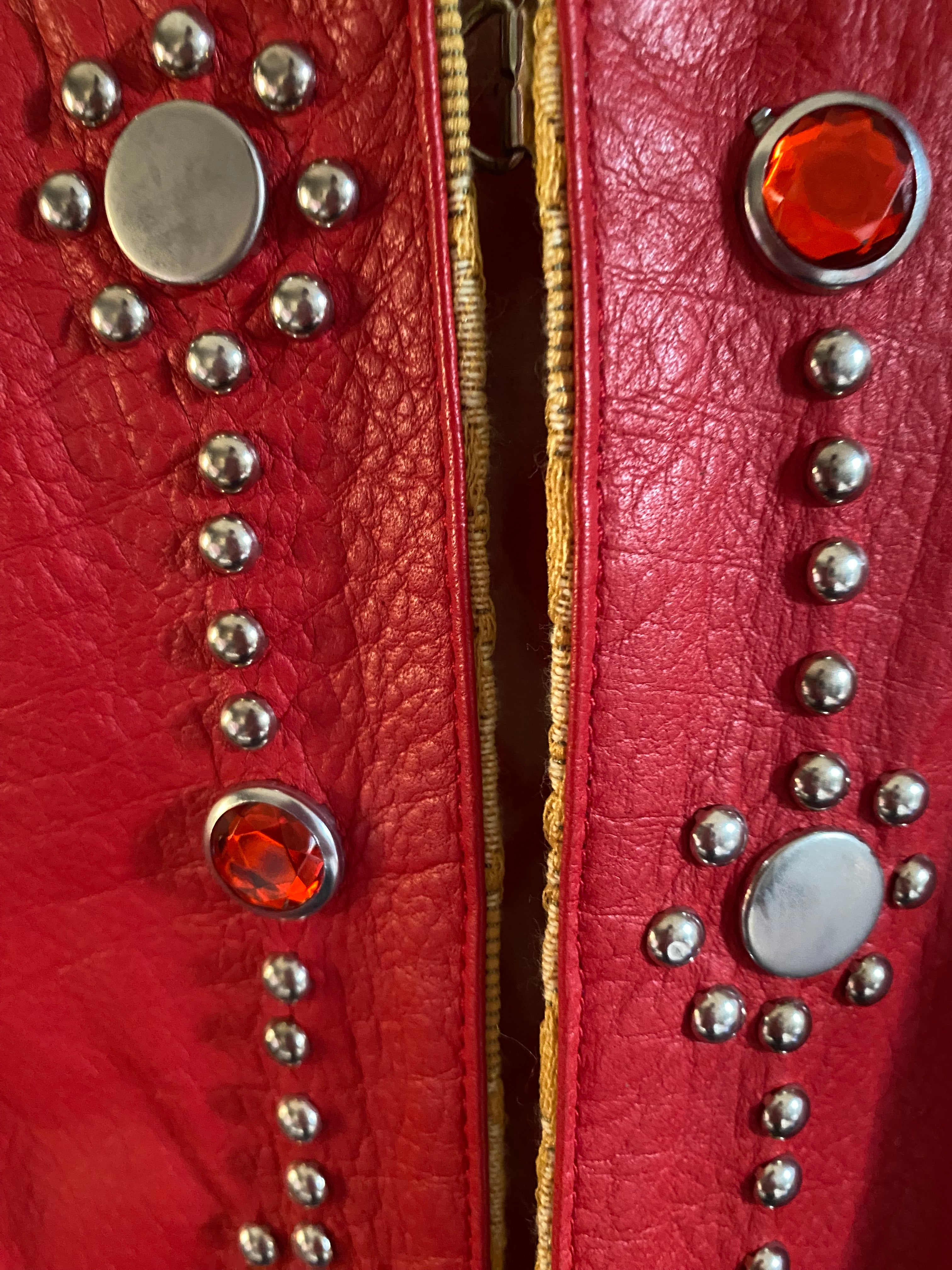 Gilet in vera pelle con pietre e borchie