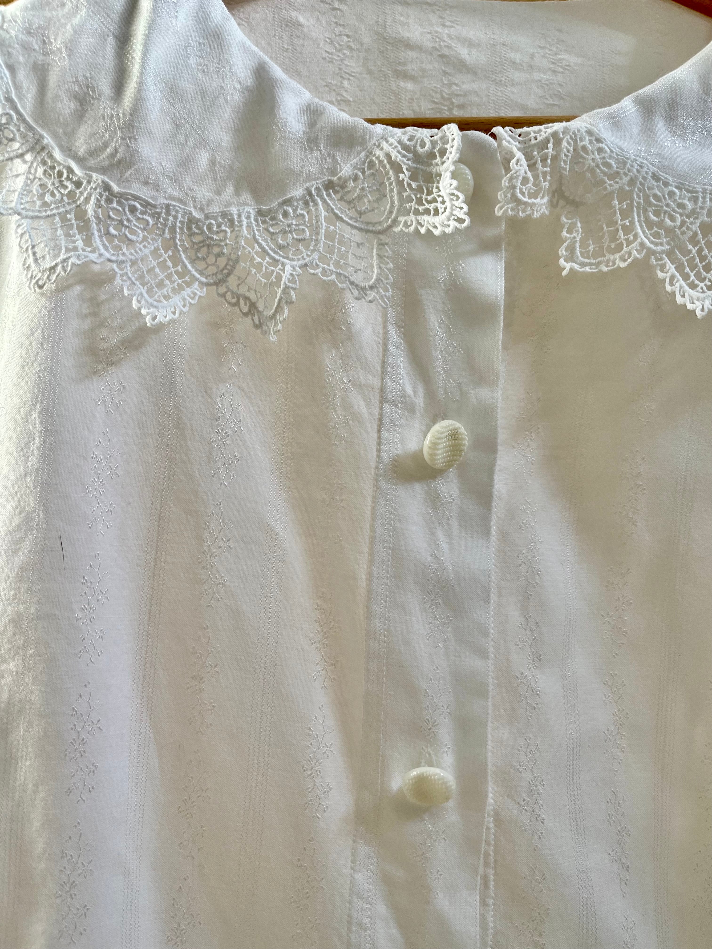 Camicia con pizzo e colletto chiacchierino