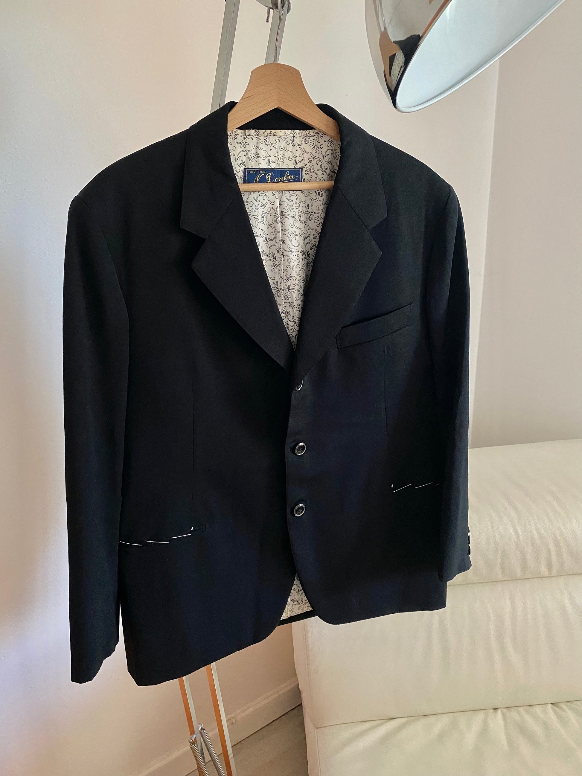 Blazer ajusté à simple boutonnage et revers en pointe