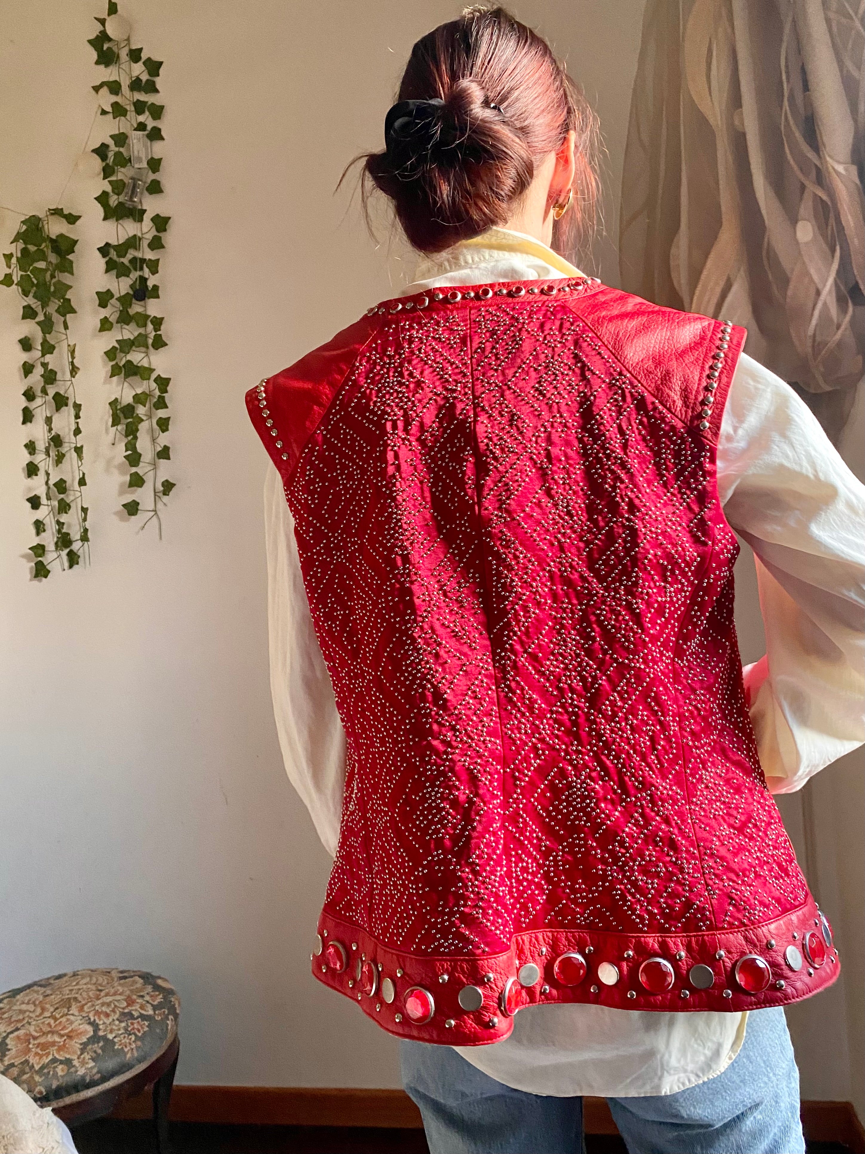 Gilet in vera pelle con pietre e borchie