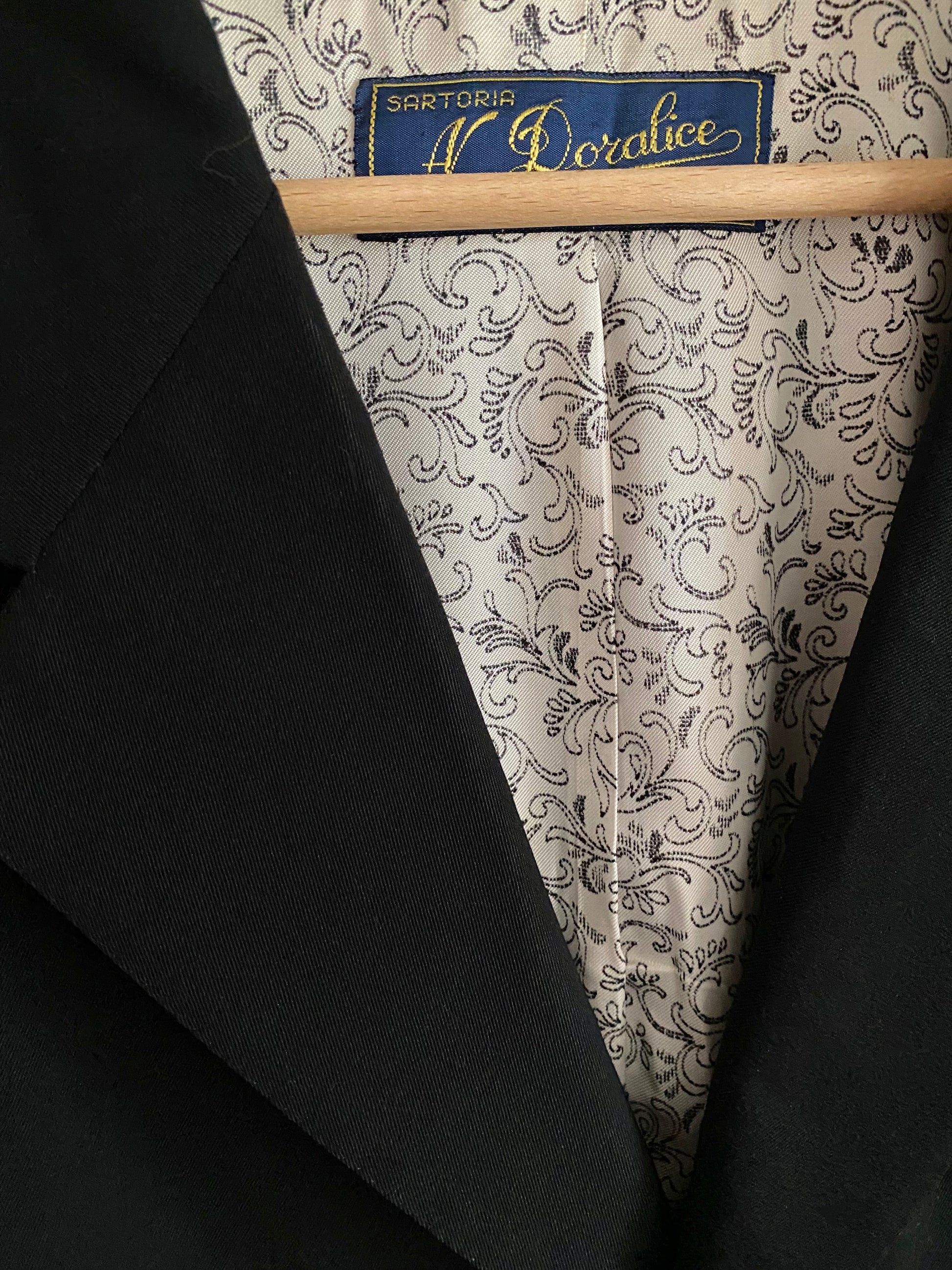 Blazer ajusté à simple boutonnage et revers en pointe