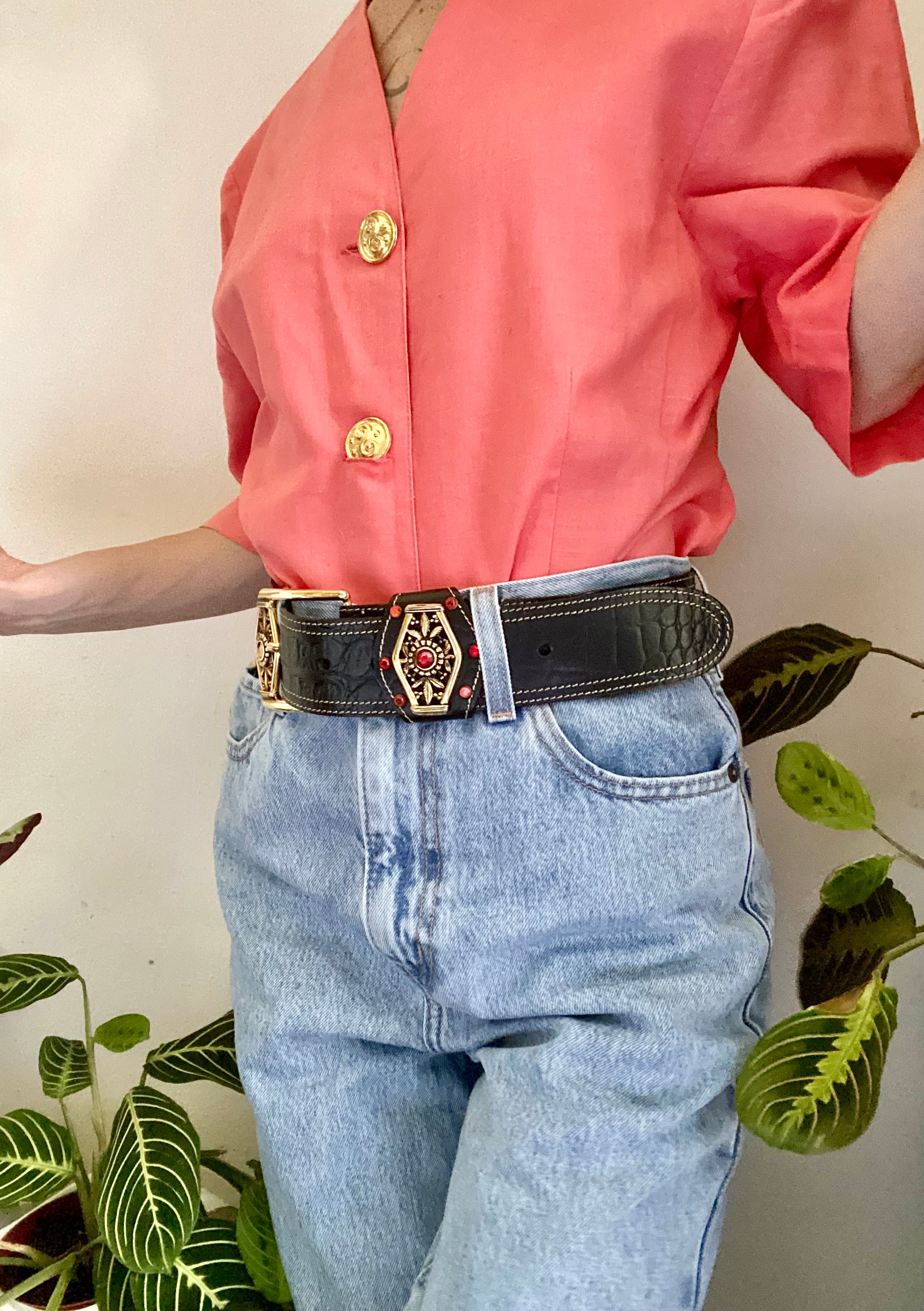 Cintura in vera pelle con fibbia maxi dorata