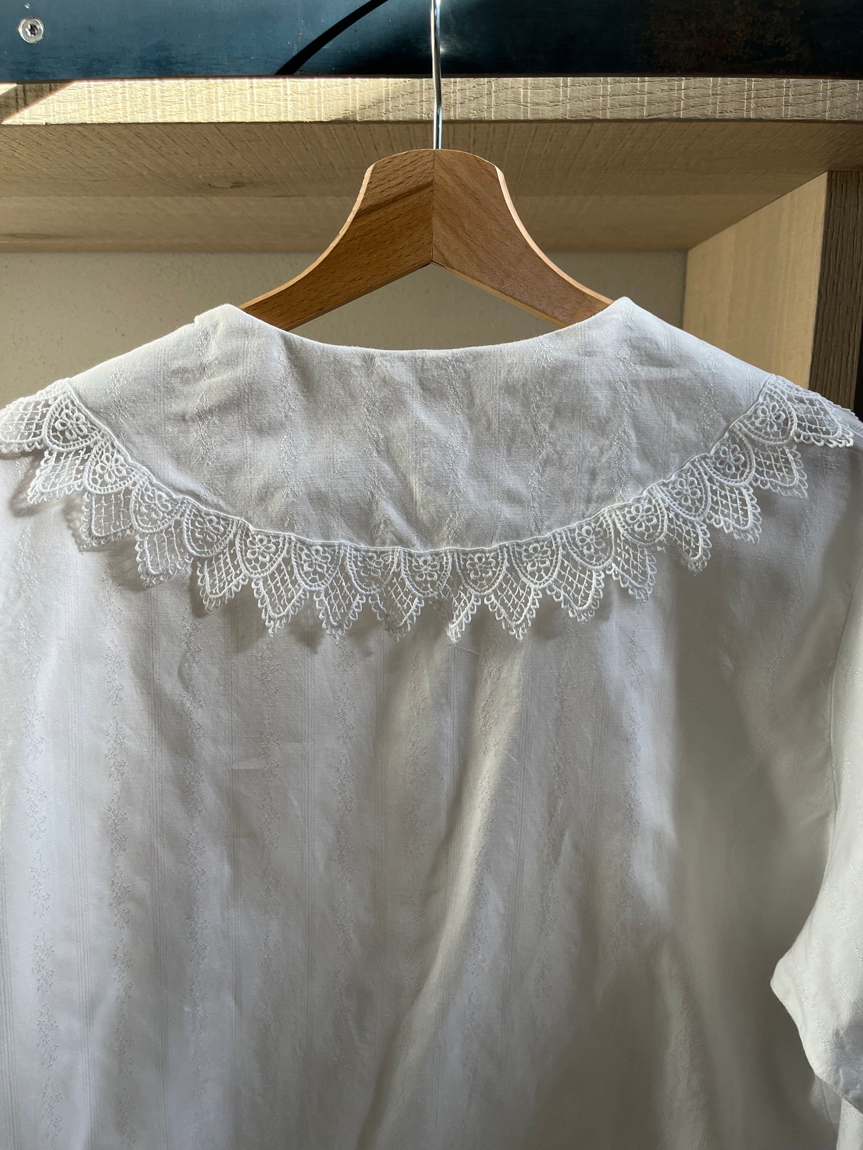 Camicia con pizzo e colletto chiacchierino