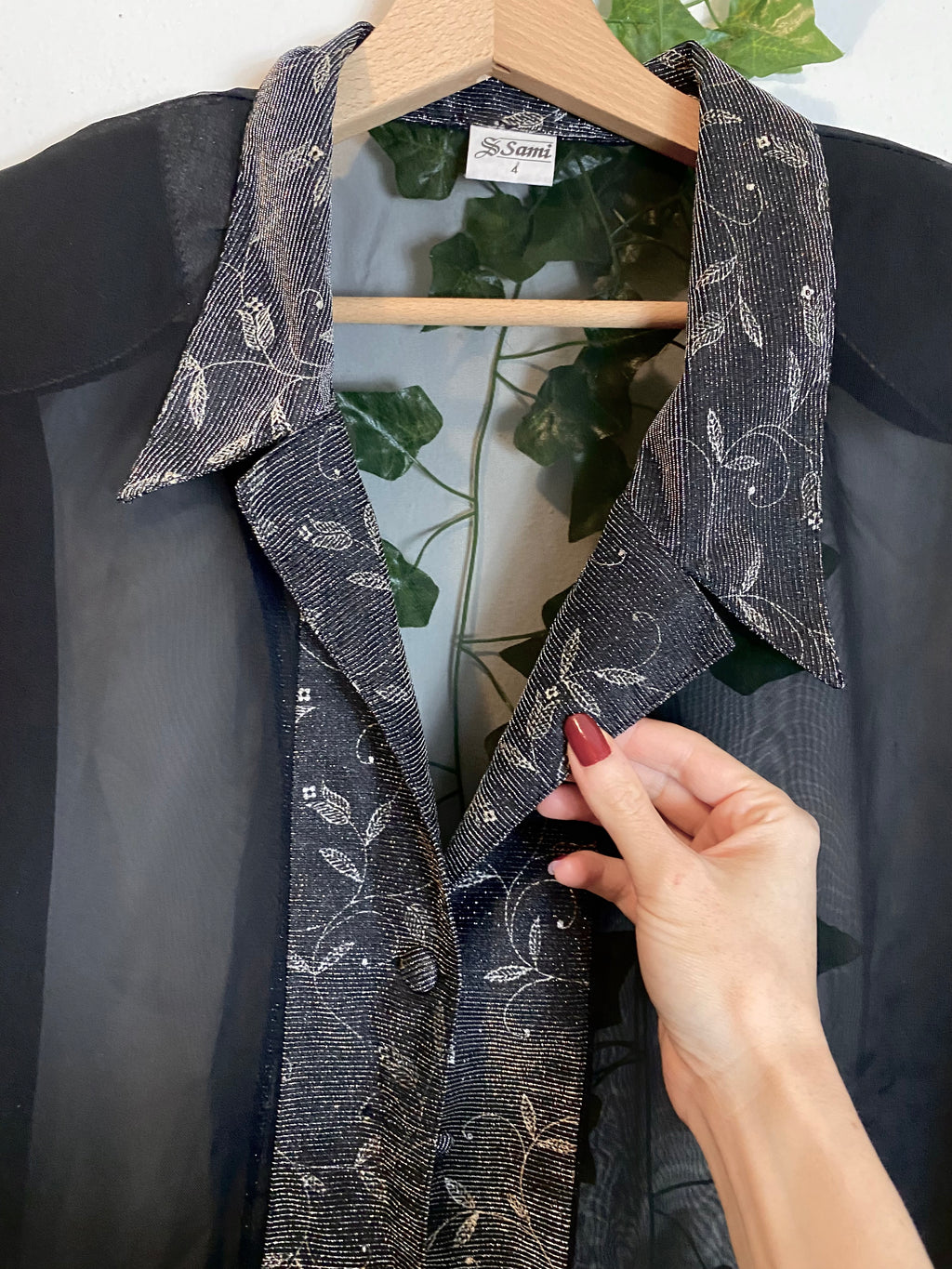 Camicia velata spalle larghe con dettagli argentati