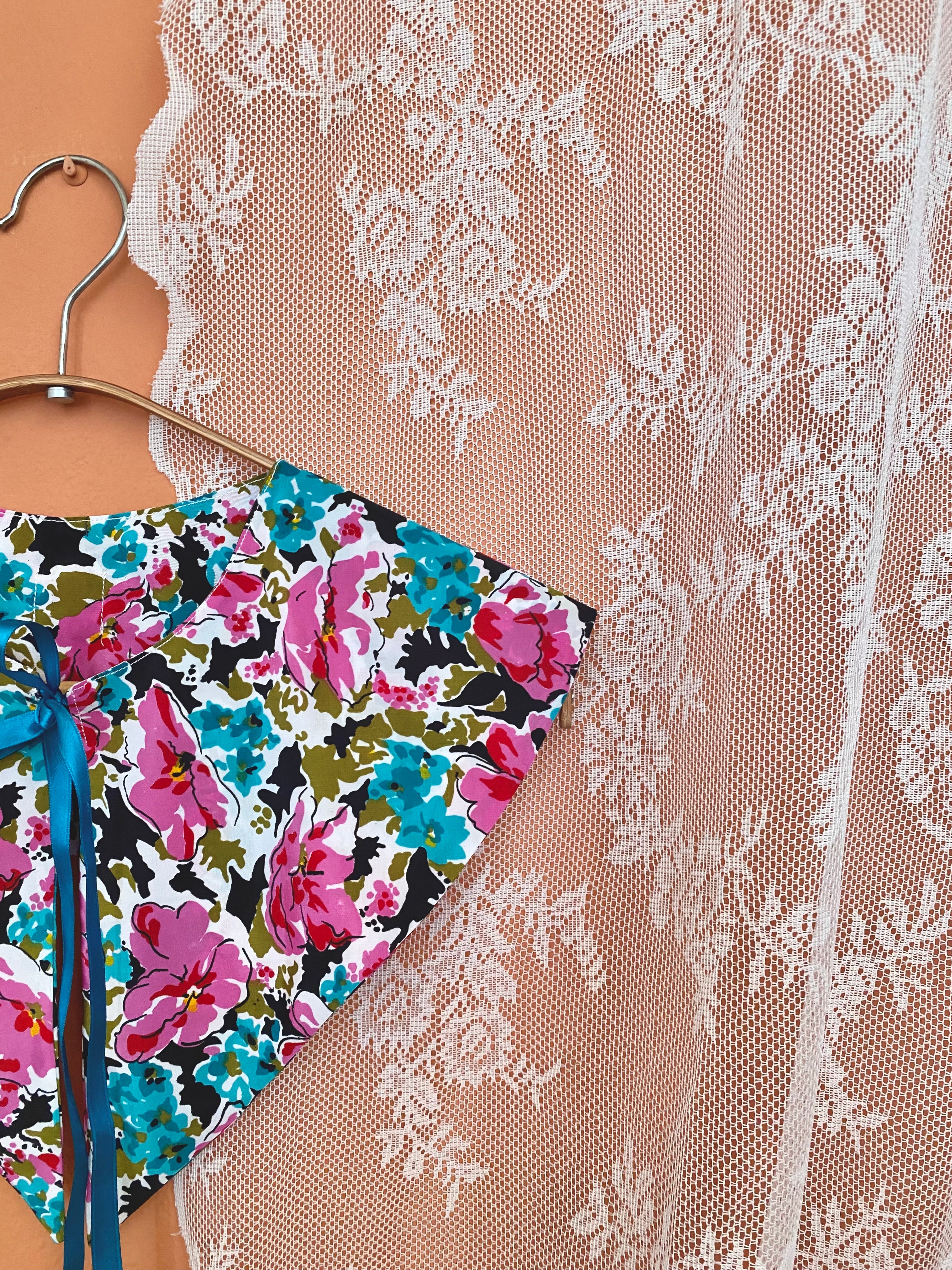 Maxi colletto alla marinara a punta floreale