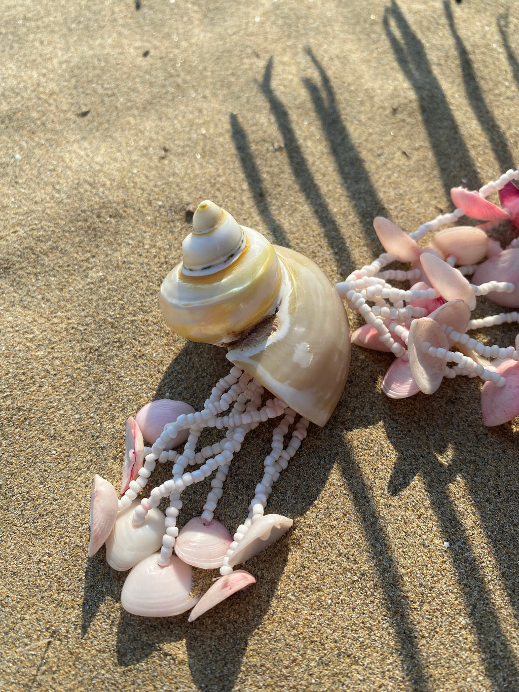Marea collana con perle e conchiglie naturali