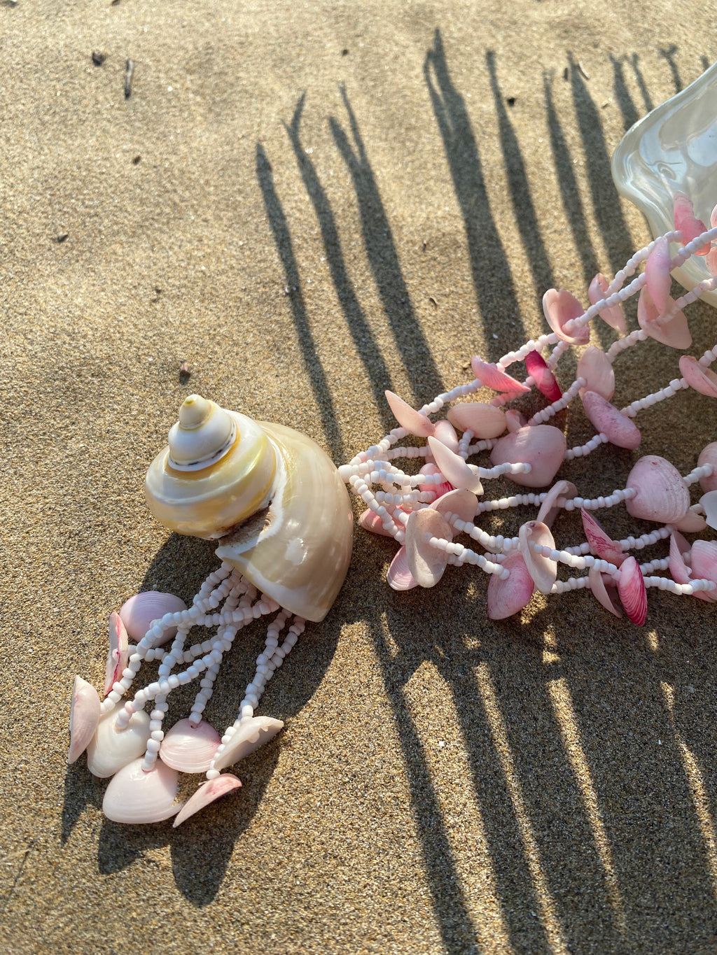 Marea collana con perle e conchiglie naturali