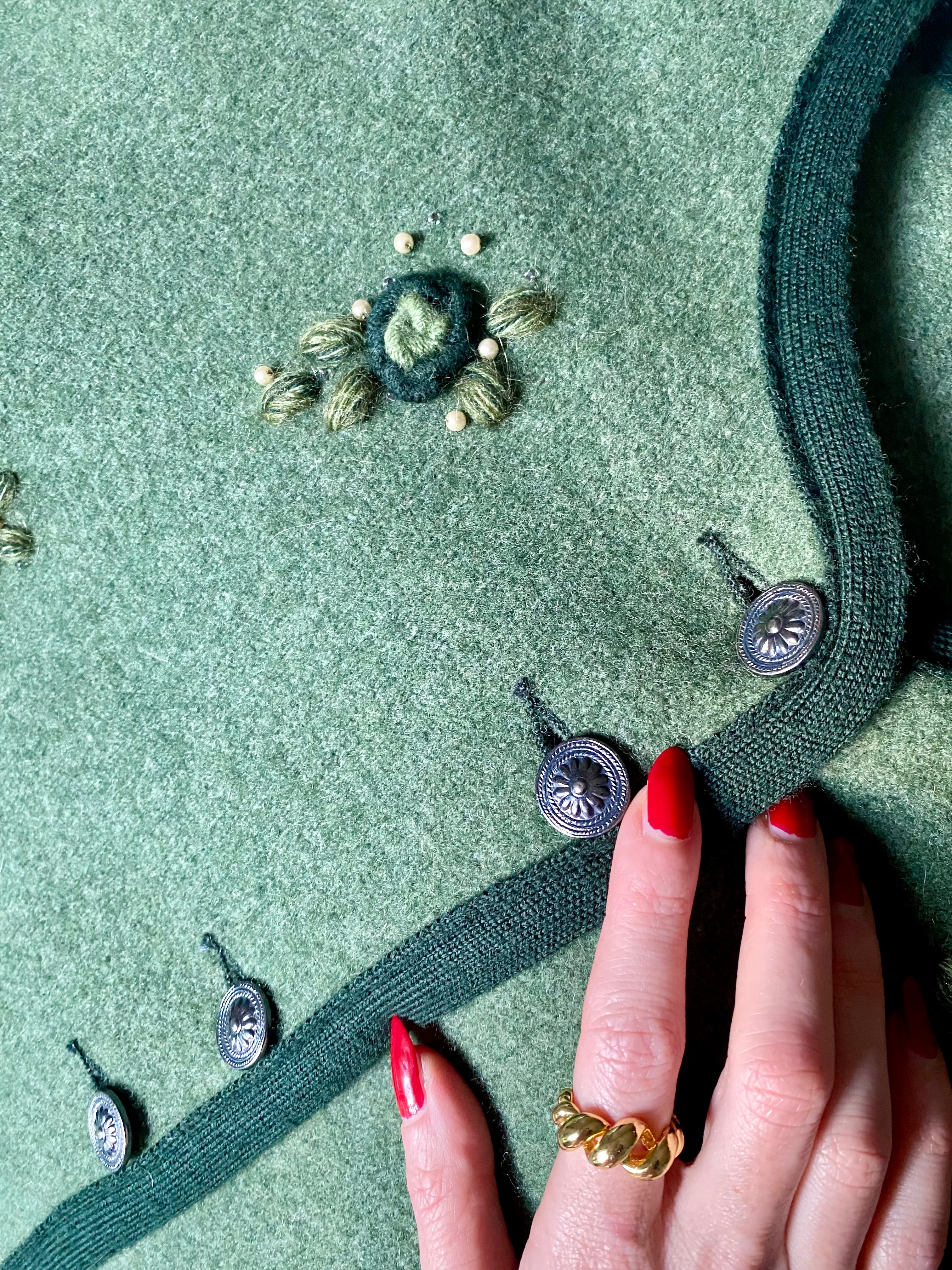 Giacca tirolese oliva con fiorellini e perline