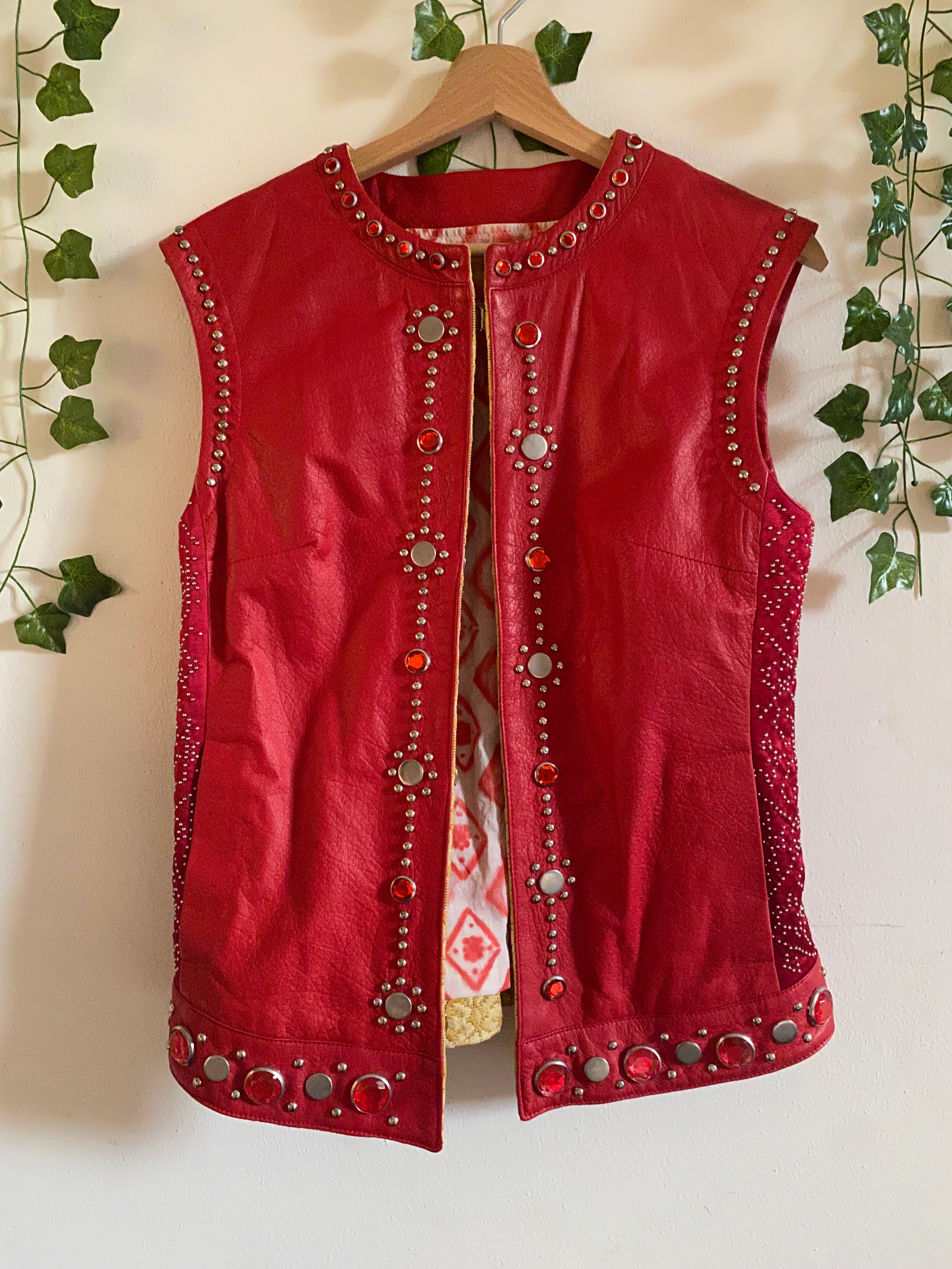 Gilet in vera pelle con pietre e borchie